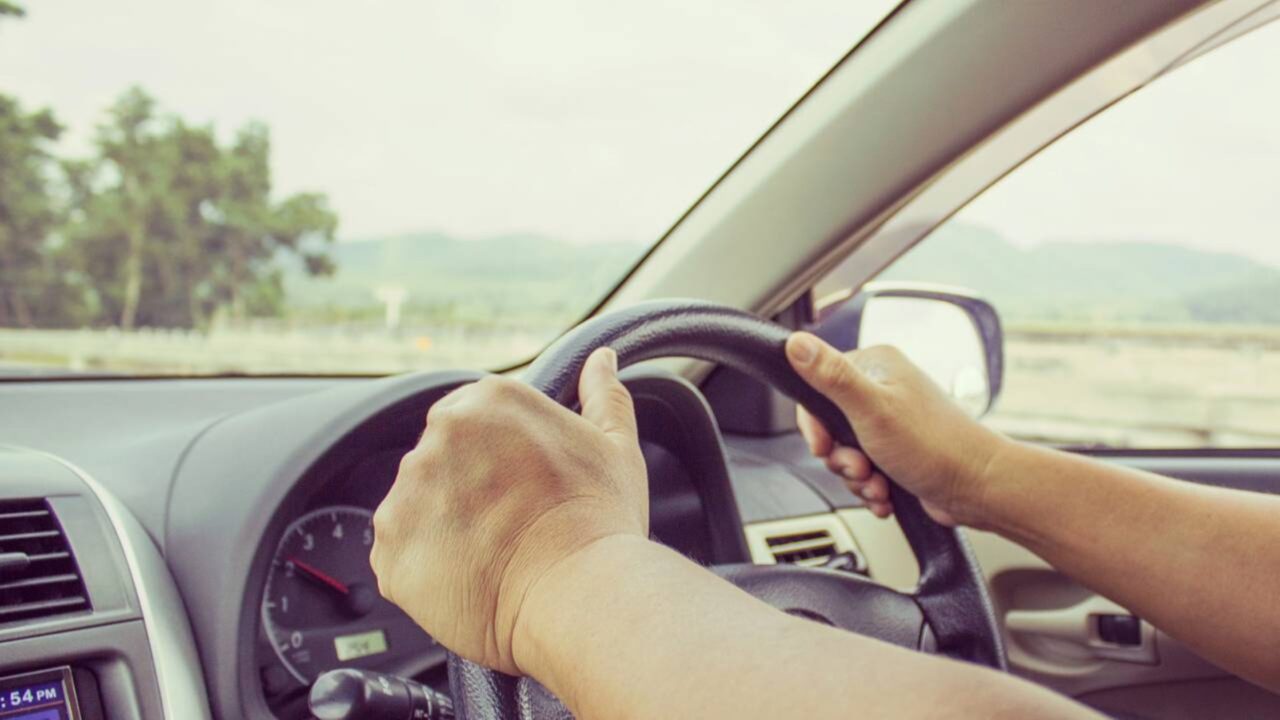 Motoristas que dirigem com apenas uma das mãos no volante precisam conhecer o art. 252 do CTB