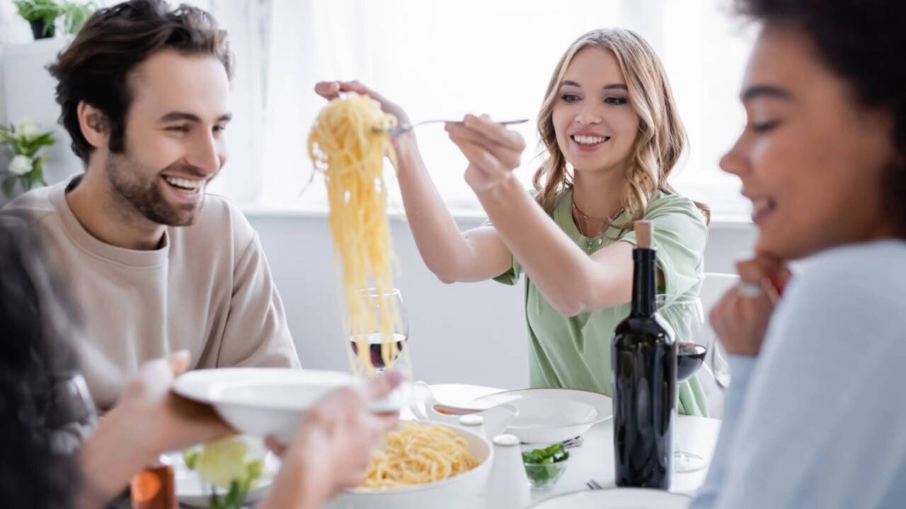 A sociologia alerta para o fim das mesas de jantar nas casas novas e como isso destrói a comunicação das famílias