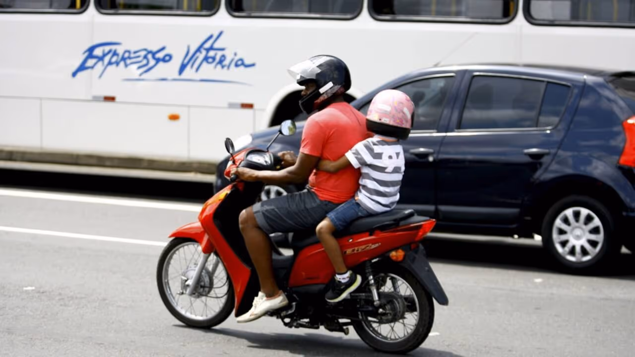 Motoristas que levam crianças na moto podem pagar caro com essa regra