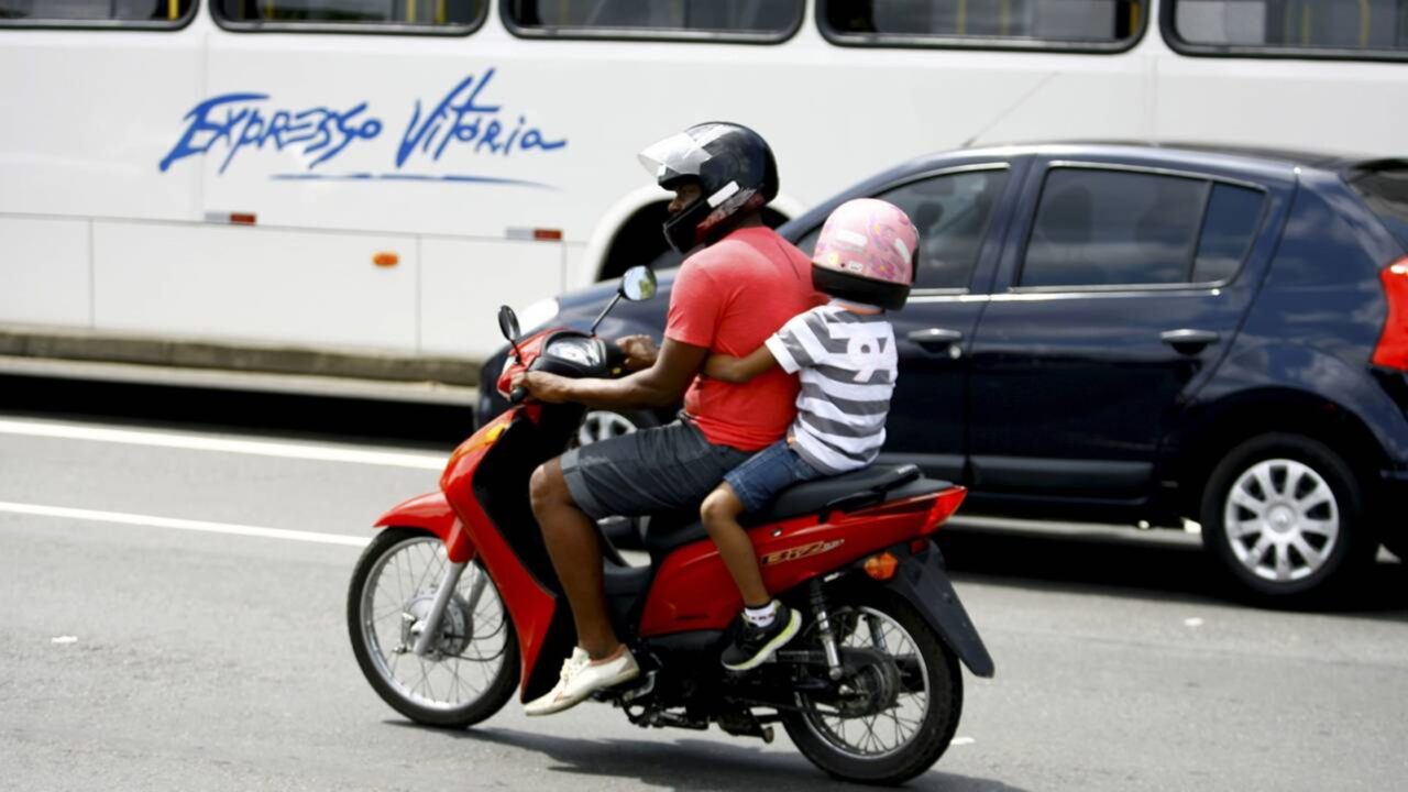 Motoristas que levam crianças na moto podem pagar caro com essa regra