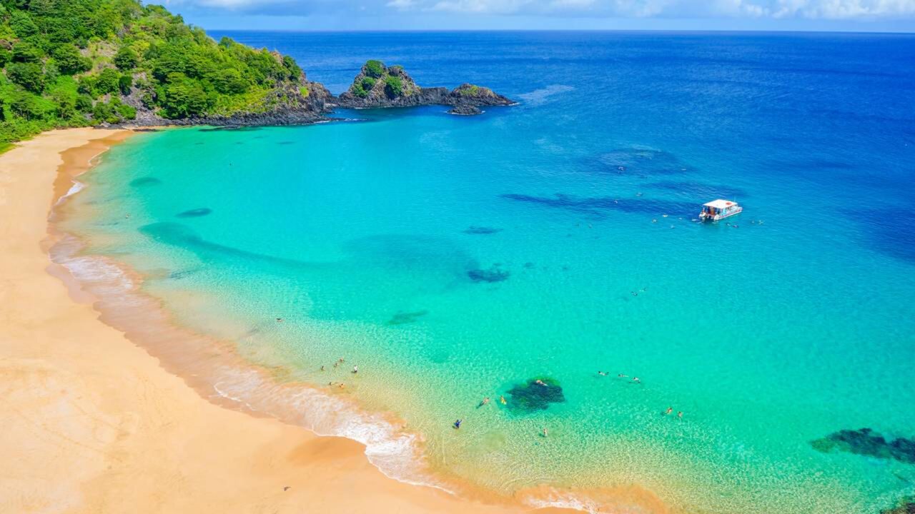 O paraíso brasileiro que ficou esquecido por 400 anos como presídio e hoje tem a praia eleita a melhor do mundo pelo terceiro ano consecutivo