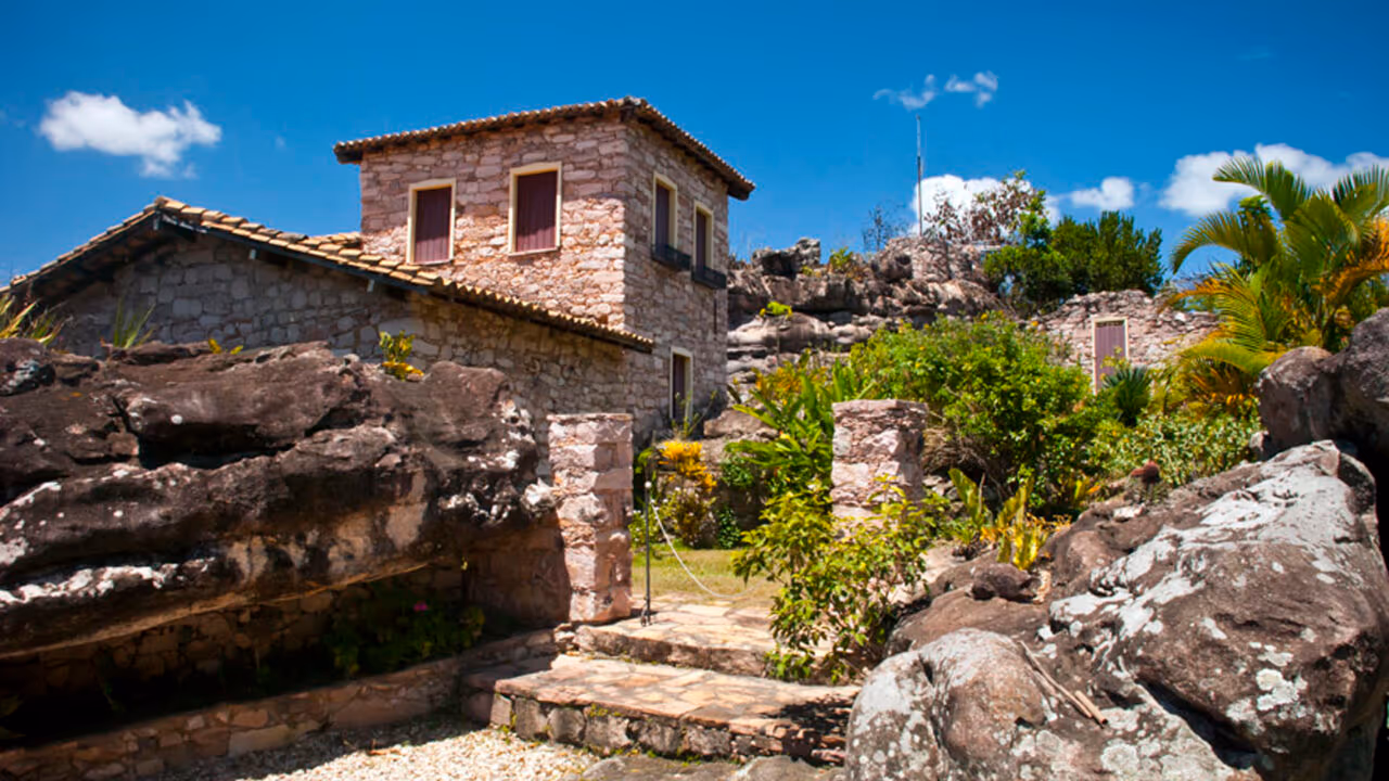 O vilarejo fantasma na Chapada Diamantina com casas de pedra abandonadas que parecem ruínas medievais