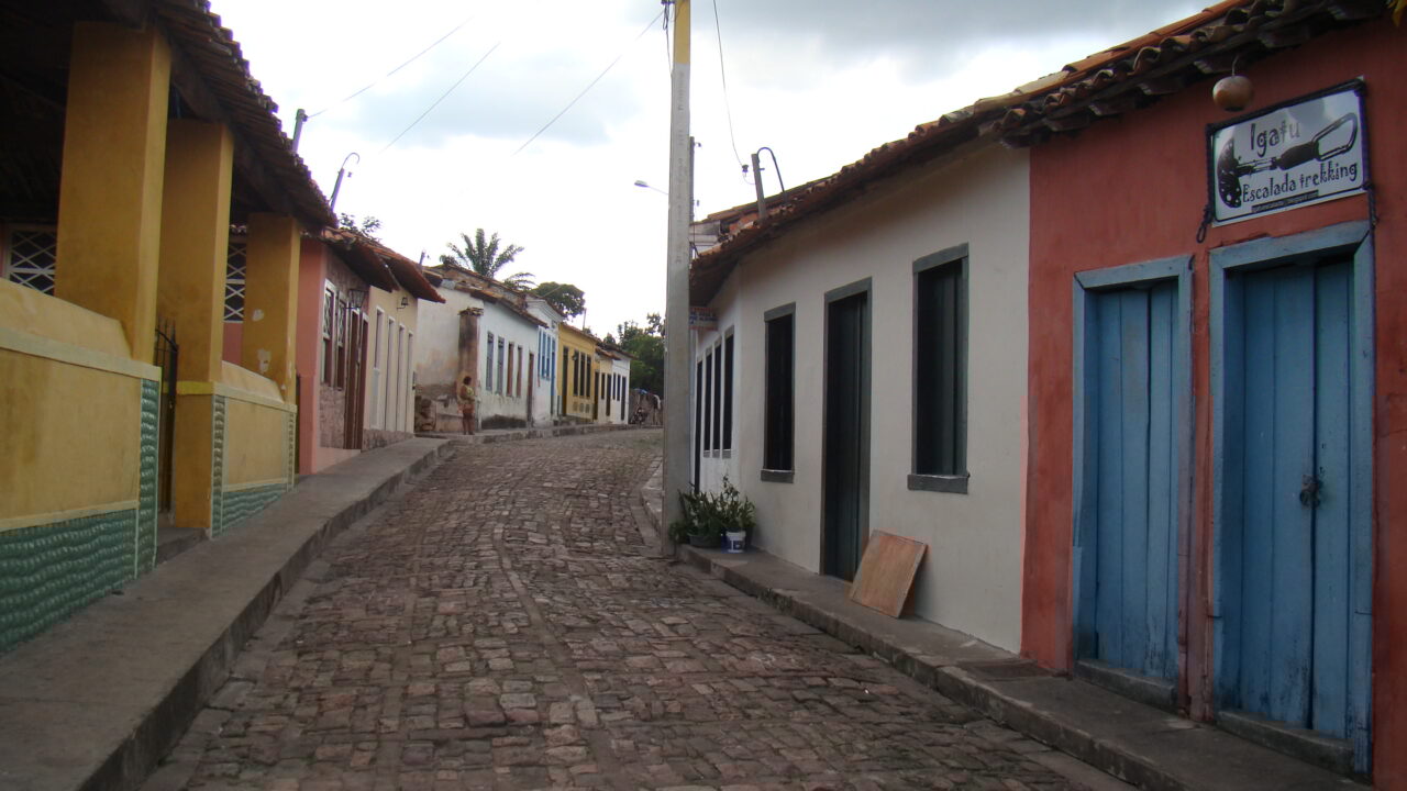 tina com casas de pedra abandonadas que parecem ruínas medievais
