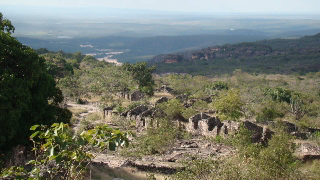 O vilarejo fantasma na Chapada Diamantina com casas de pedra abandonadas que parecem ruínas medievais