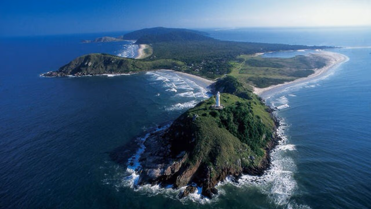 Sem carro, sem asfalto e 95% intocada: a ilha paranaense que só admite 5 mil visitantes por dia