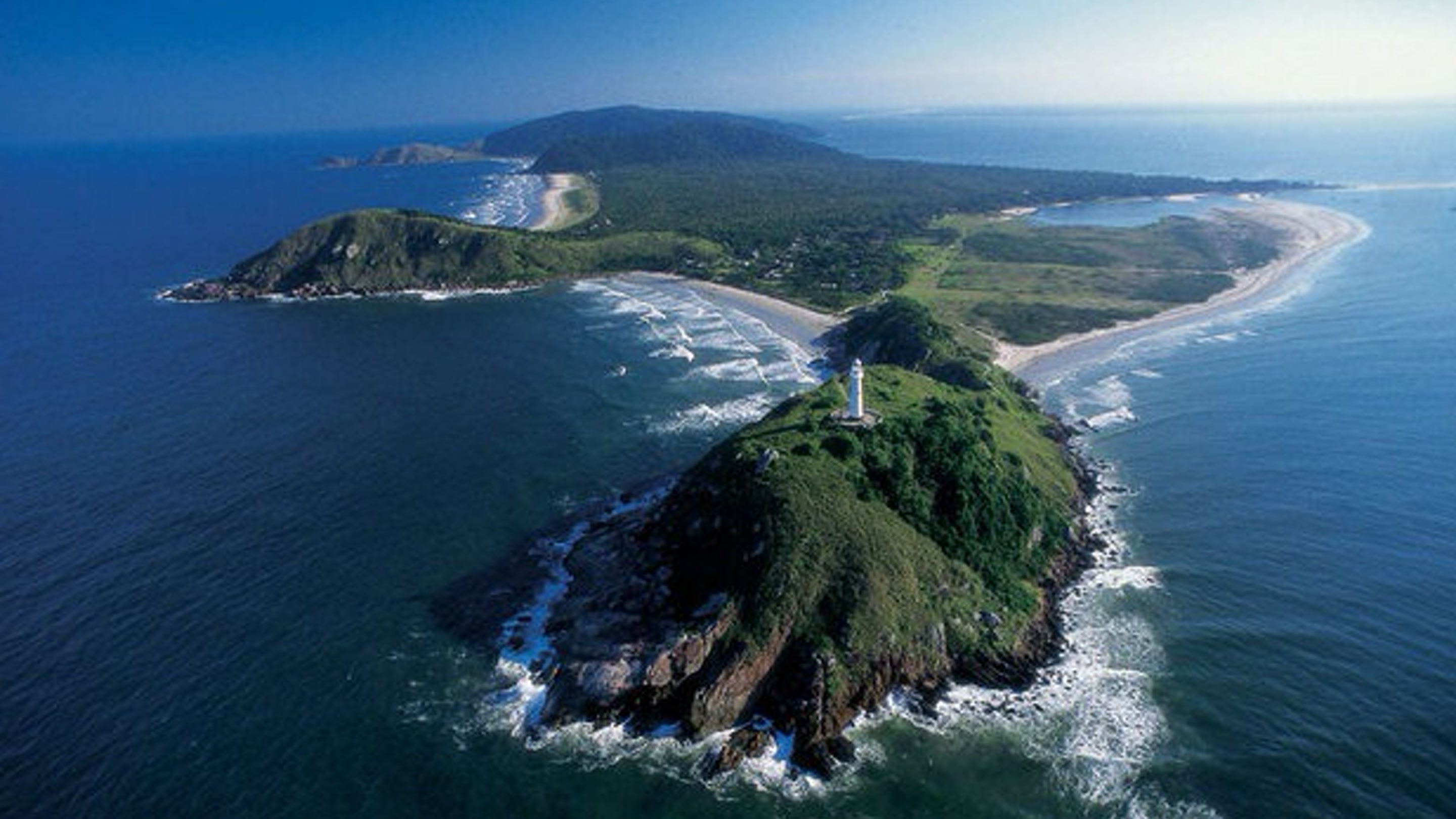 Sem carro, sem asfalto e 95% intocada: a ilha paranaense que só admite 5 mil visitantes por dia