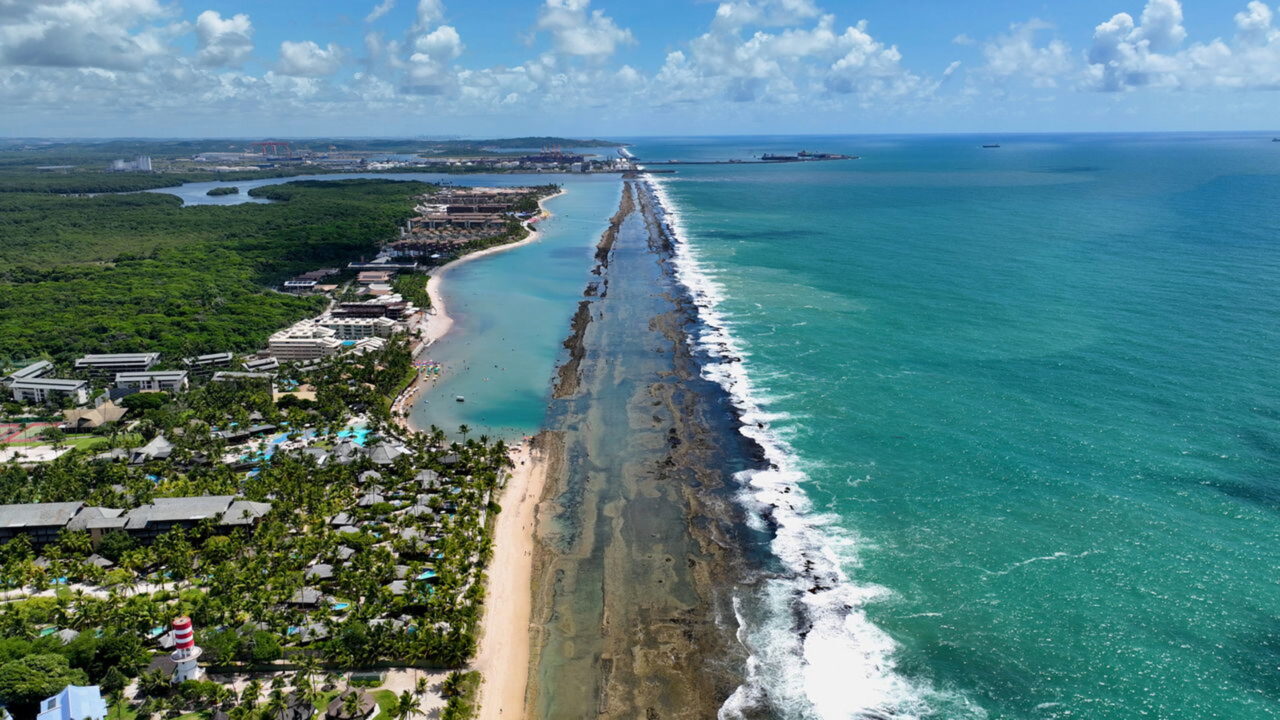 Eleita 10 vezes consecutivas a melhor praia do Brasil essa vila tem aquários naturais entre corais e nome com origem sombria