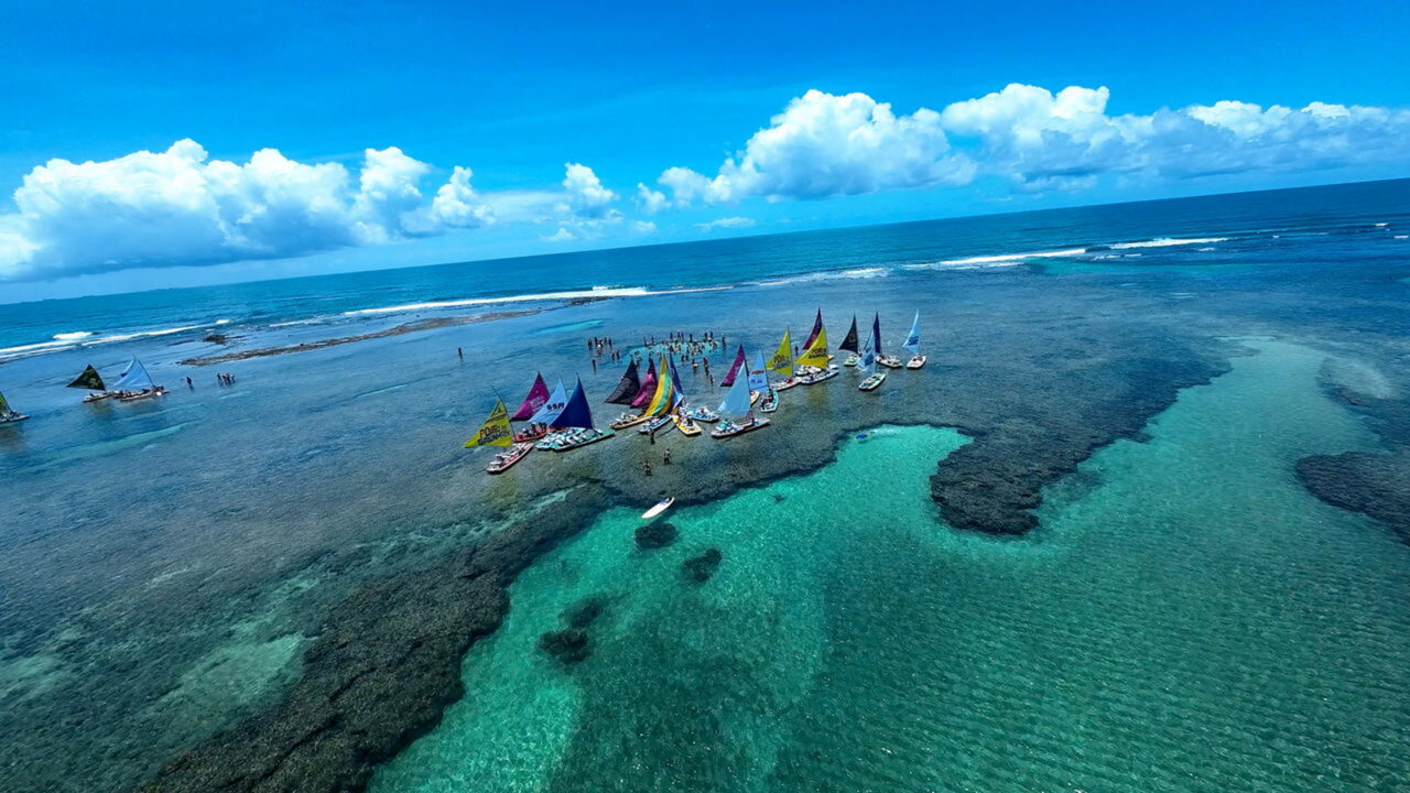 Eleita 10 vezes consecutivas a melhor praia do Brasil essa vila tem aquários naturais entre corais e nome com origem sombria