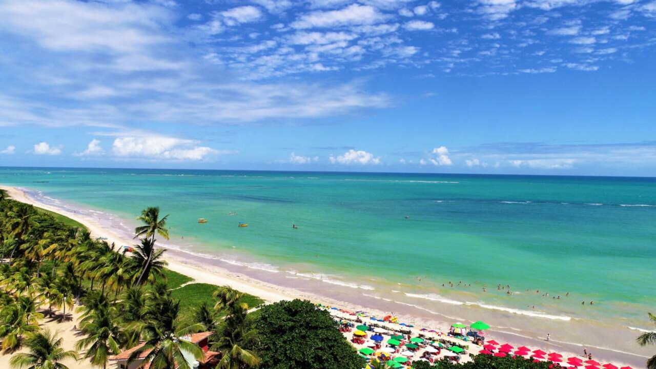 O vilarejo alagoano reconhecido como Caribe Brasileiro, onde o mar some pela manhã e revela piscinas naturais sobre uma areia branca como a neve