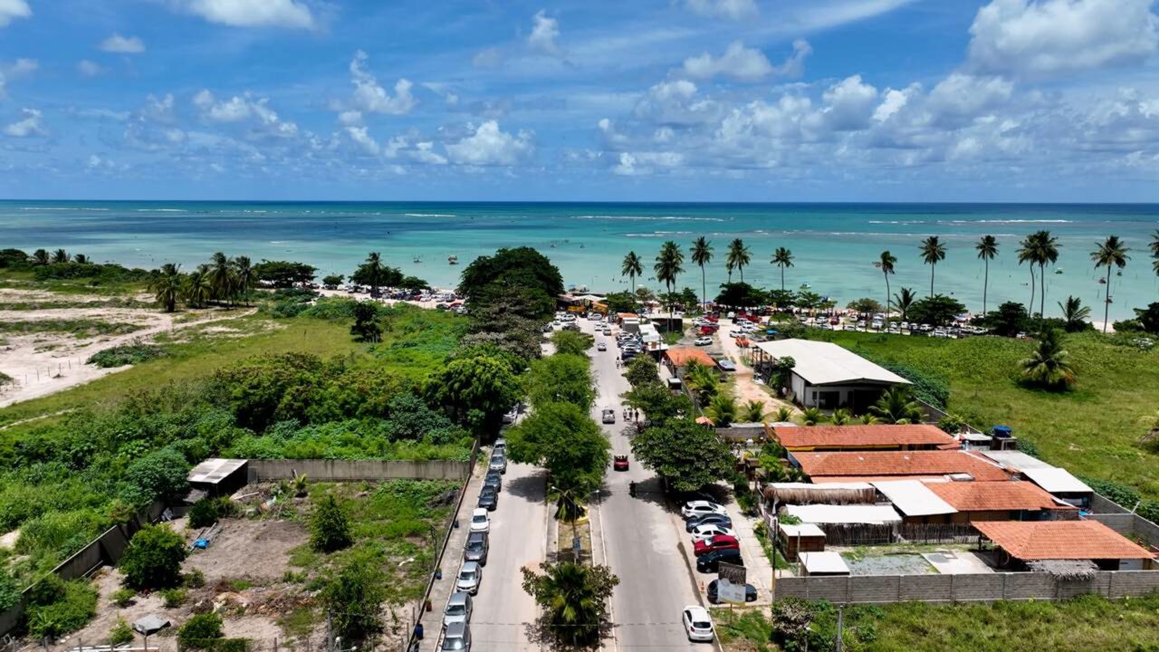 O vilarejo alagoano reconhecido como Caribe Brasileiro, onde o mar some pela manhã e revela piscinas naturais sobre uma areia branca como a neve