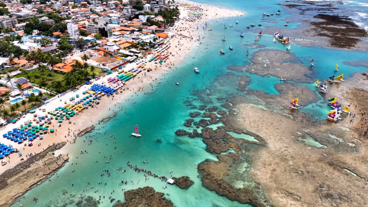 Eleita 10 vezes consecutivas a melhor praia do Brasil, essa vila tem aquários naturais entre corais e nome com origem sombria