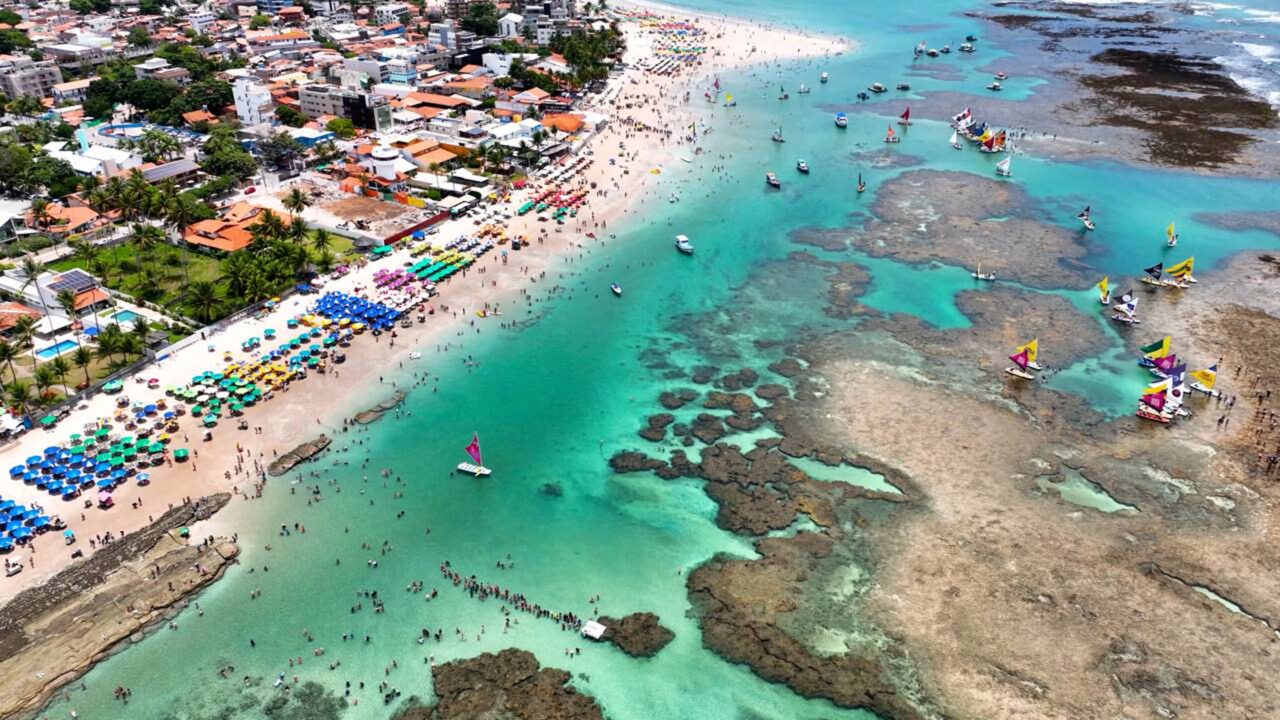 Eleita 10 vezes consecutivas a melhor praia do Brasil, essa vila tem aquários naturais entre corais e nome com origem sombria