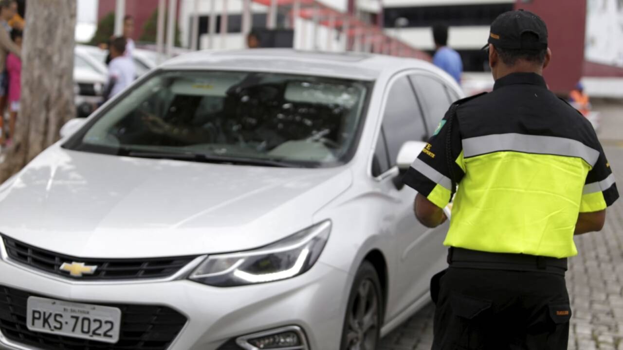 Motoristas que estacionam em frente a garagens precisam conhecer essa infração