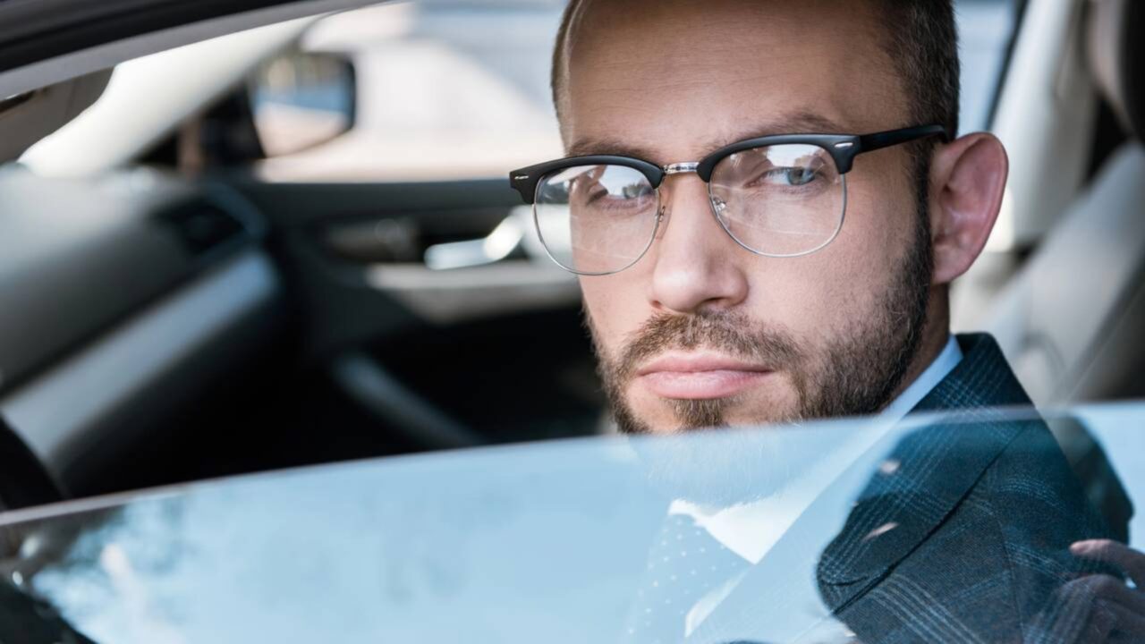 O que diz a lei sobre motoristas que dirigem sem óculos e onde isso aparece na CNH?