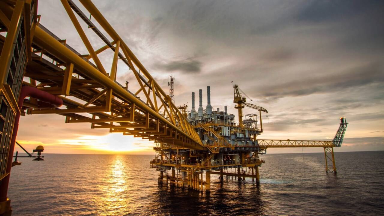 Profissão offshore paga até R$ 20 mil e dá 7 meses de folga