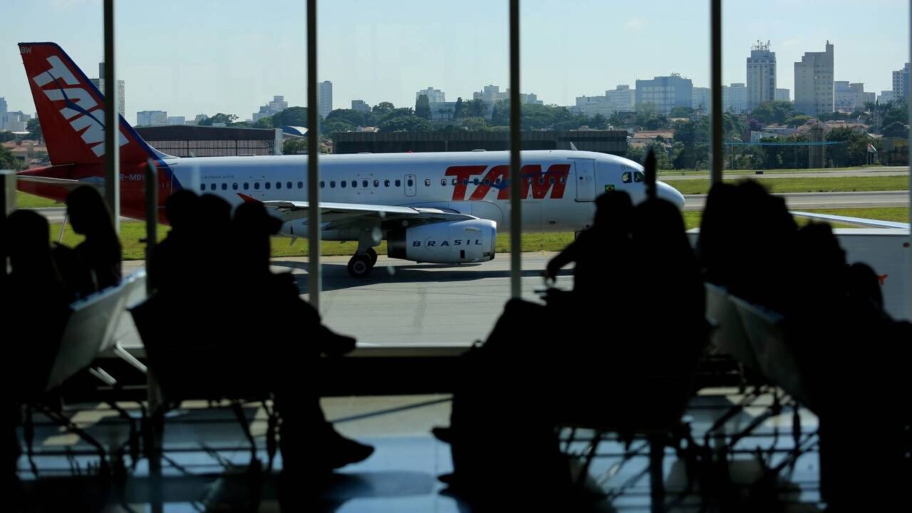 Passageiro tem direito a reembolso integral de passagem aérea em caso de atraso superior a quatro horas