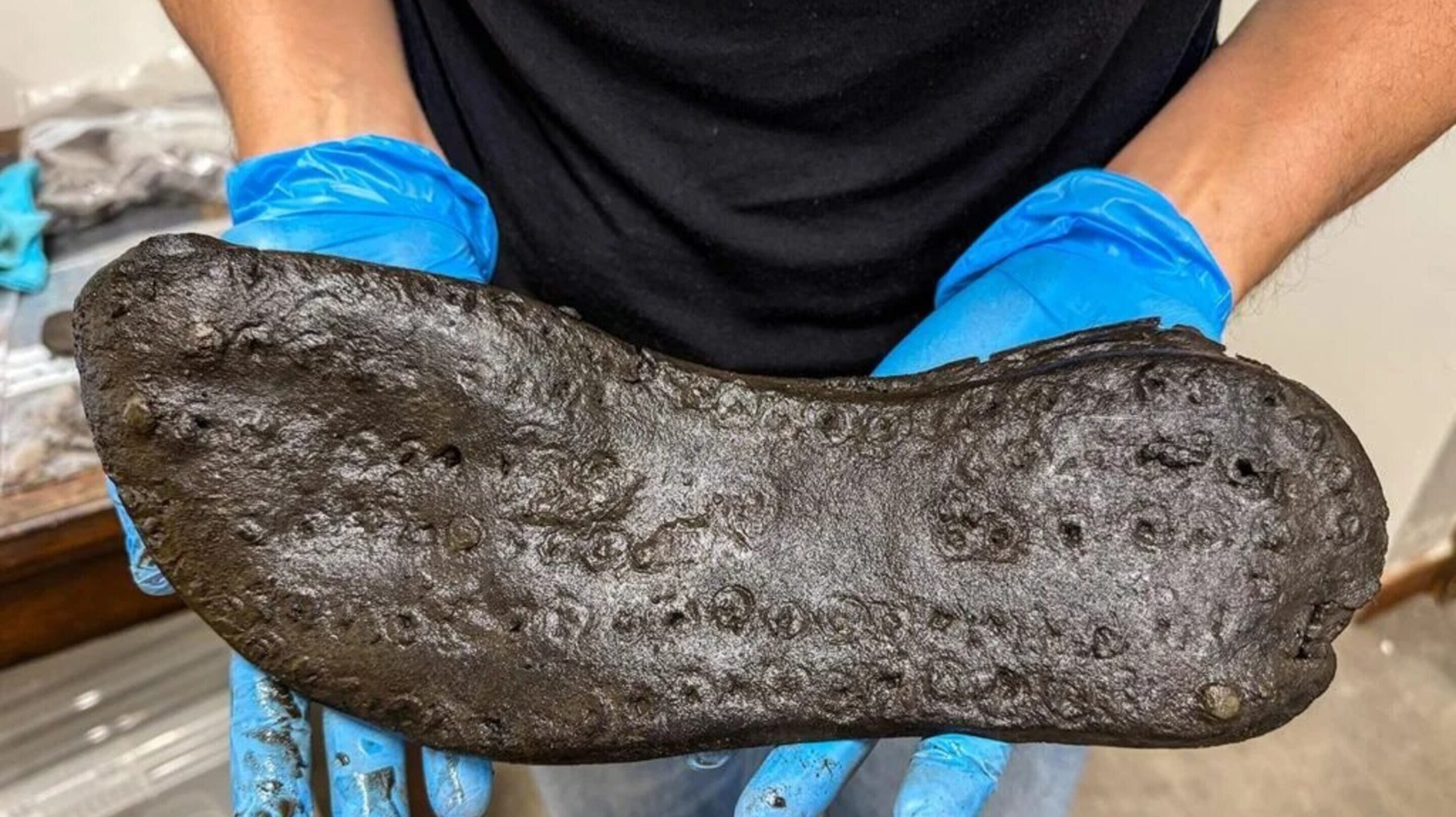 Descoberta de sapatos gigantes na Muralha de Adriano surpreende arqueólogos