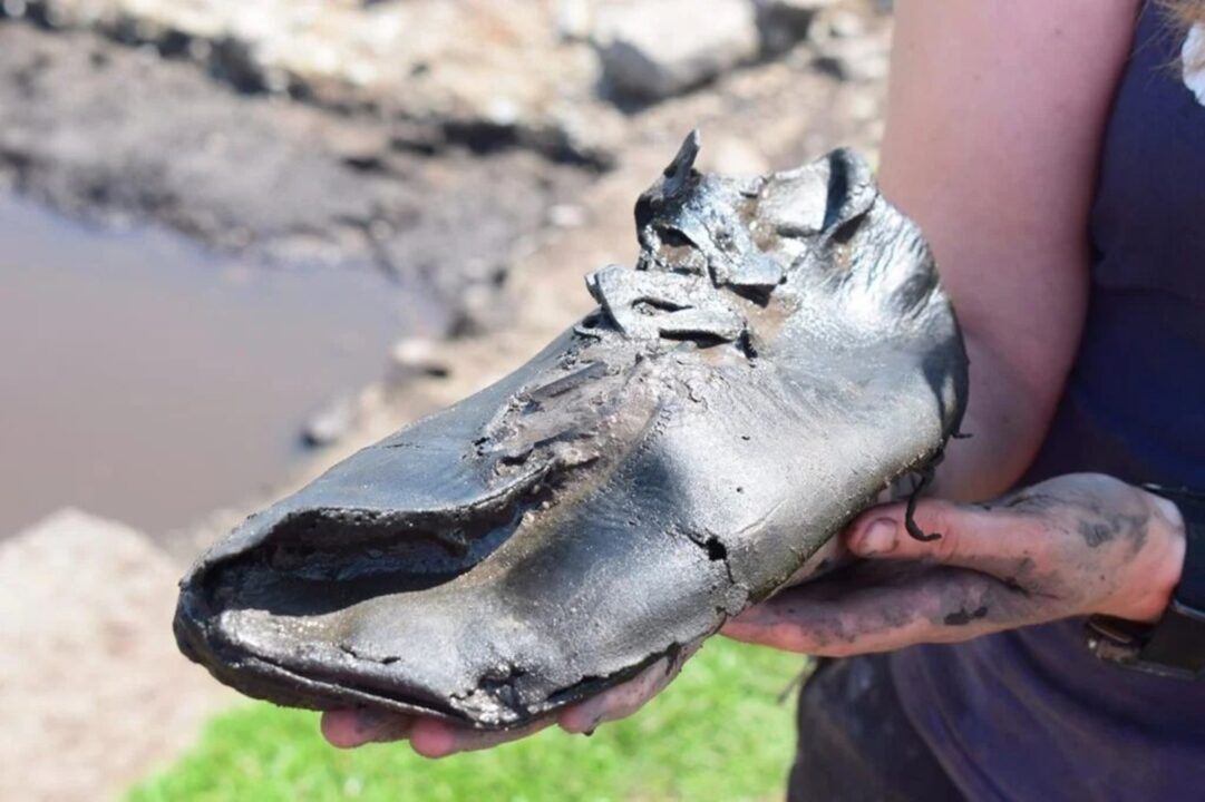Descoberta de sapatos gigantes na Muralha de Adriano surpreende arqueólogos