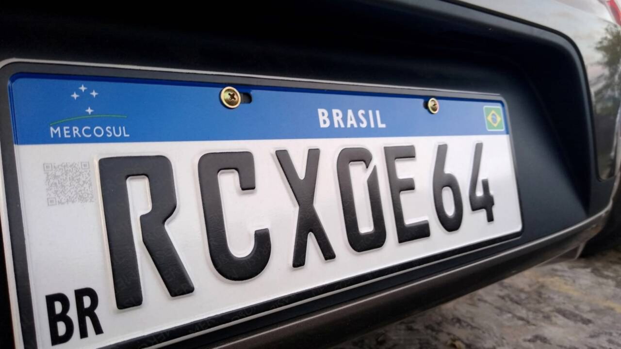 Motoristas que andam com a placa assim certamente não conhecem o art. 230 do CTB