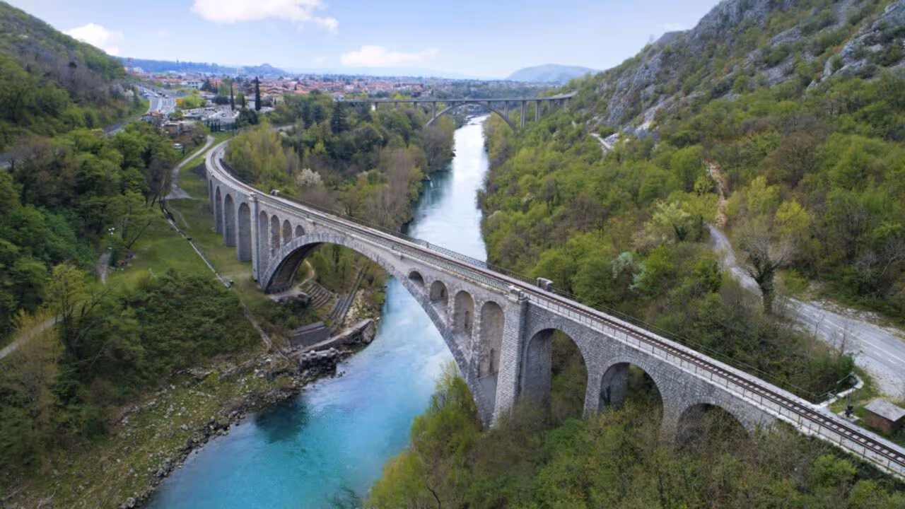 Solkan Bridge, maior ponte ferroviária de pedra em formato de arco do mundo, foi construída há mais de 100 anos e ainda está de pé e útil