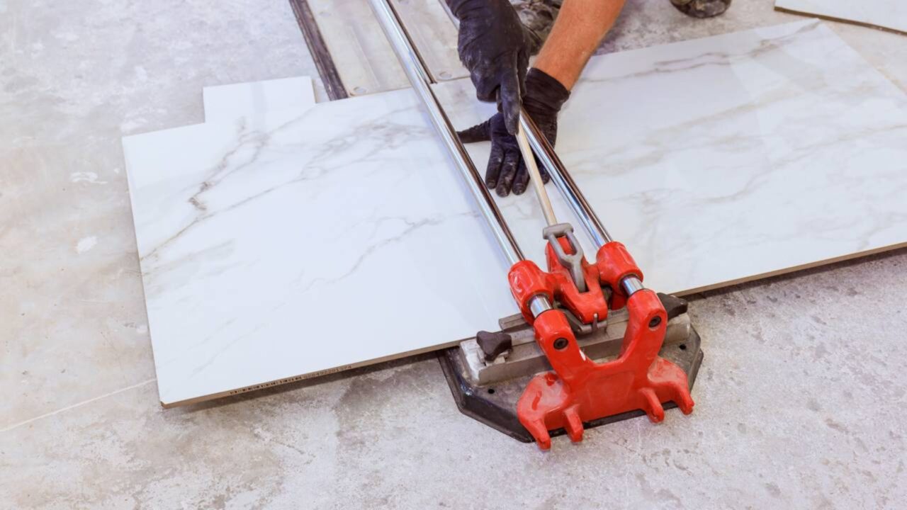 O erro caríssimo ao comprar pisos gigantes para espaços pequenos que os pedreiros detestam avisar o cliente