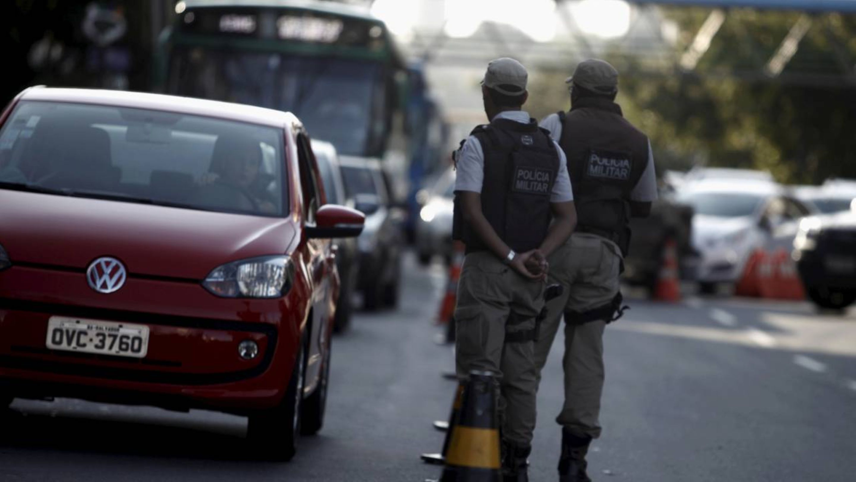 Motoristas que não pedem para usar o cinto no banco traseiro precisam conhecer o art. 65 do CTB