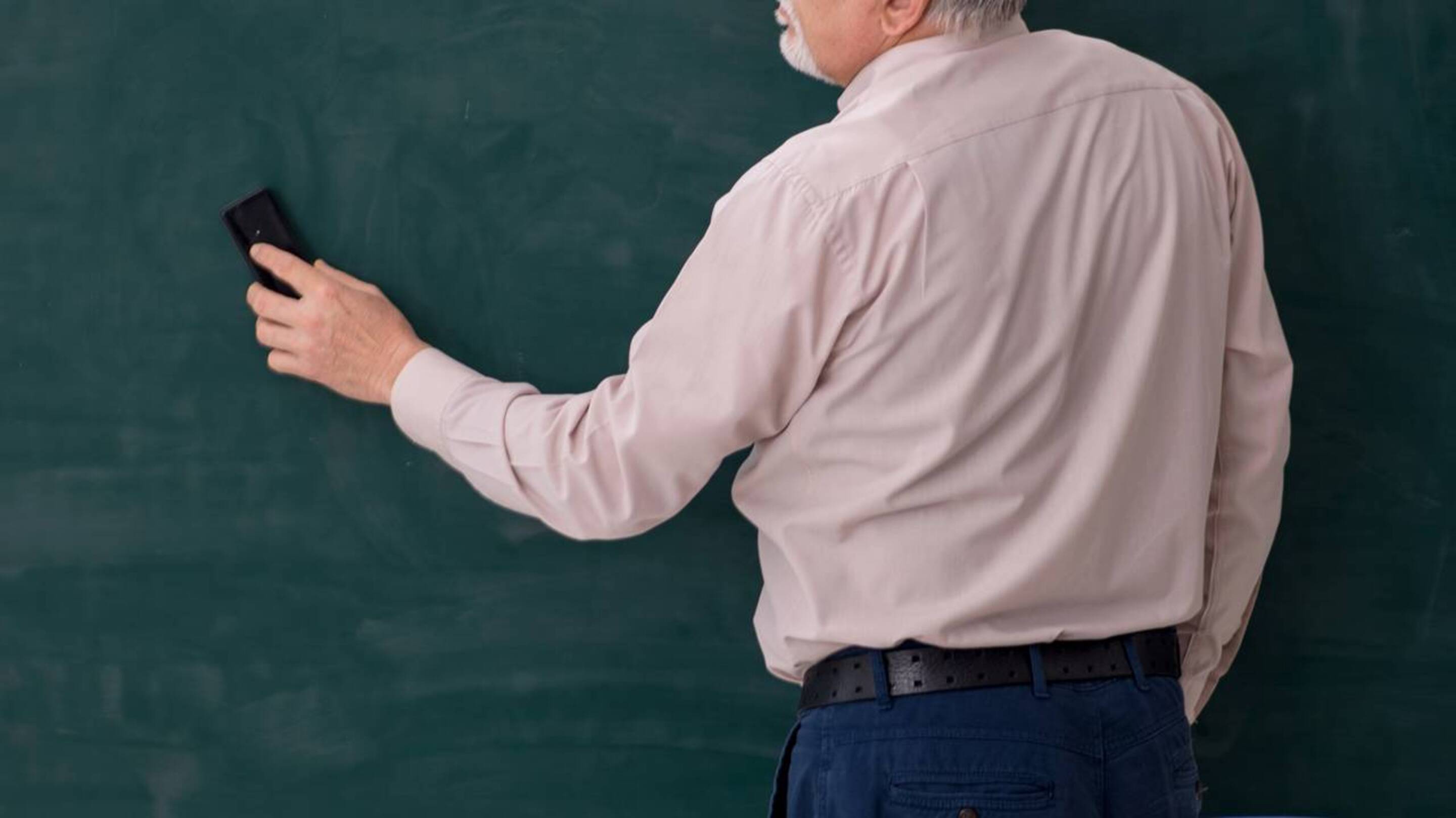 Professor de 92 anos reencontra 100 de seus alunos após anos