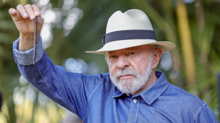 Lula enrola e desenrola