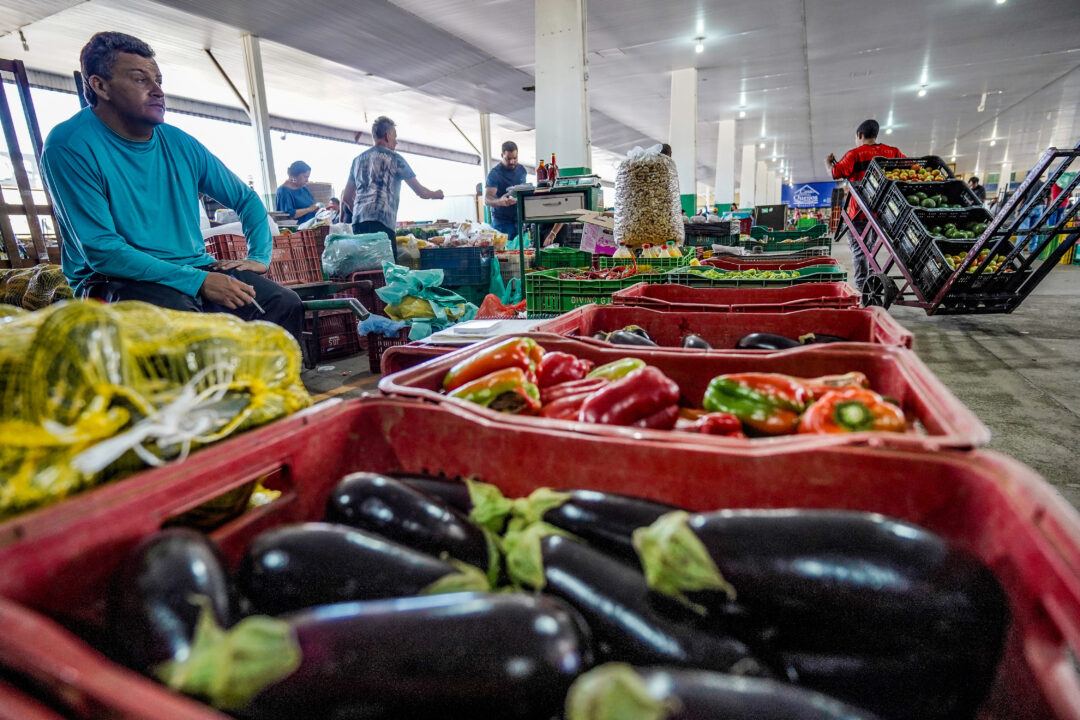 Pressionada por alimentos, prévia da inflação sobe 0,89% em abril