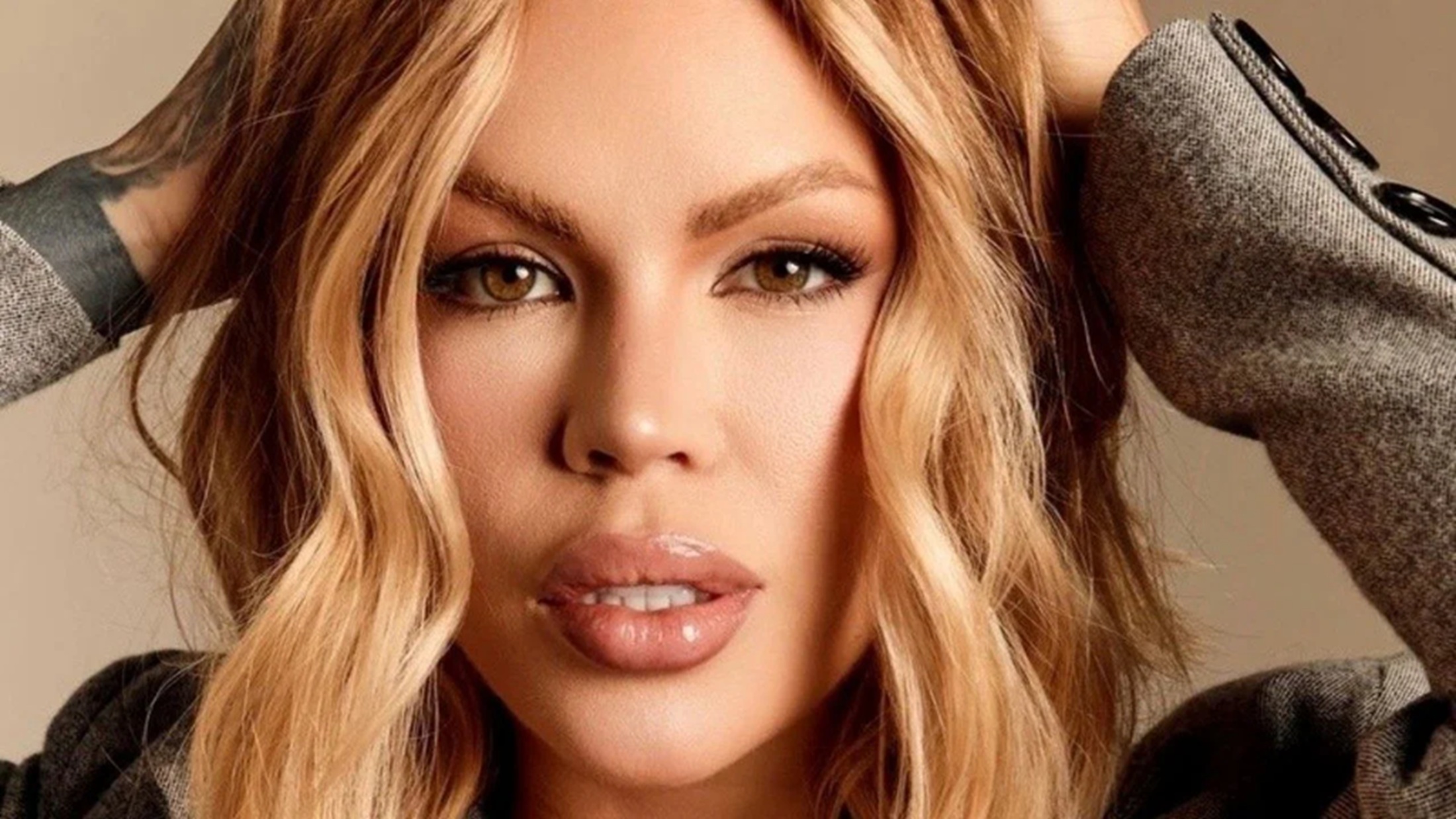 Influenciadora gasta R$ 40 mil para remover tatuagens