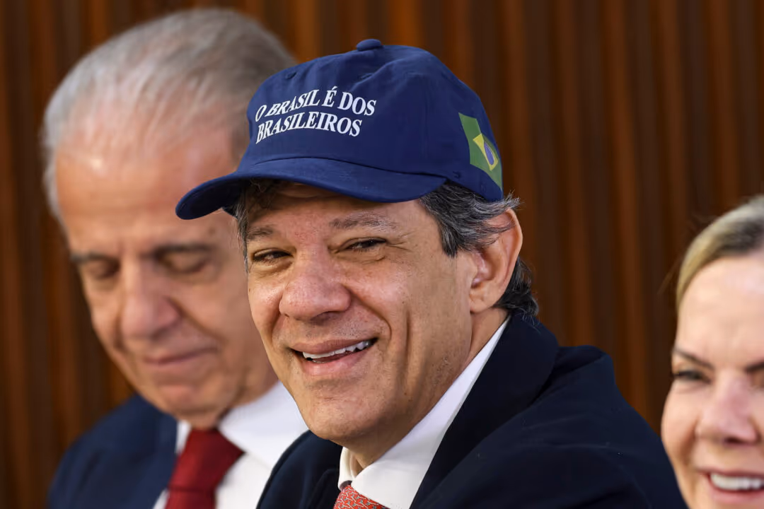 Crusoé: 53,7% acham que taxa das blusinhas deve ser revogada, indica AtlasIntel