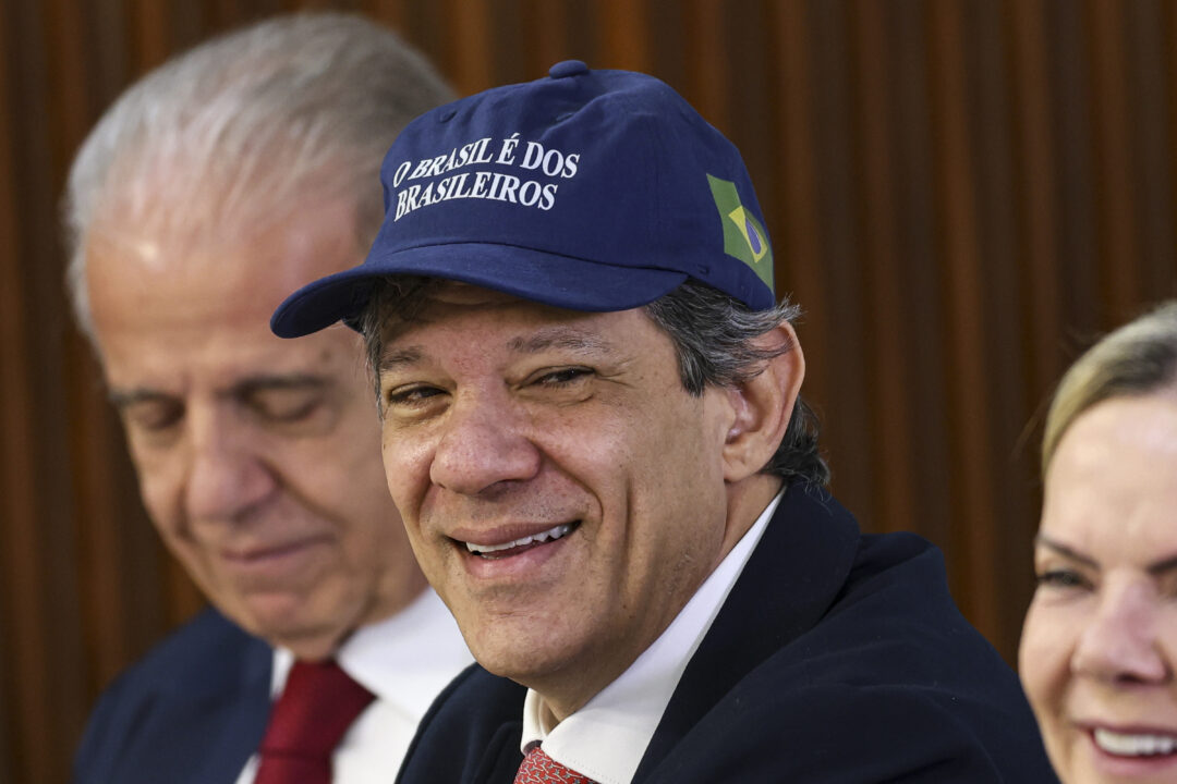Crusoé: 53,7% acham que taxa das blusinhas deve ser revogada, indica AtlasIntel