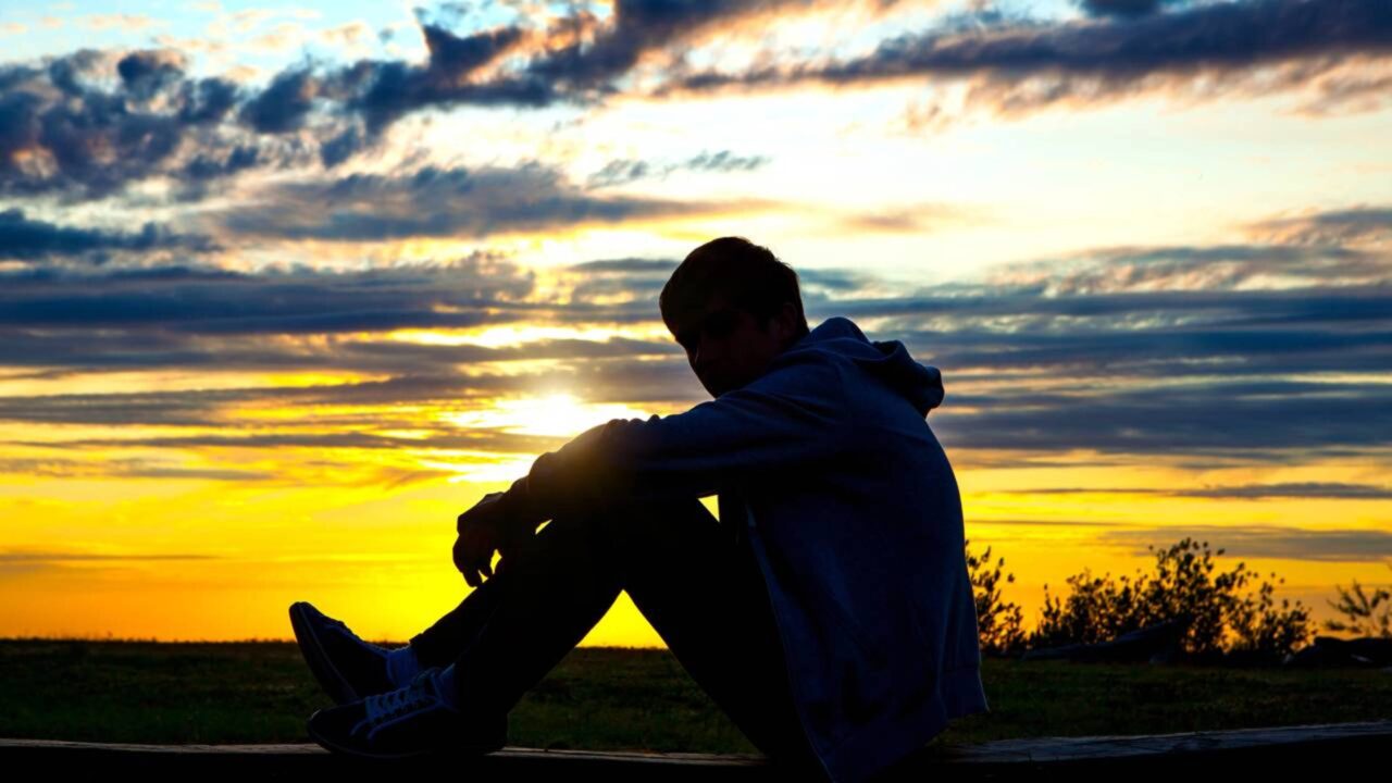 A psicologia indica que preferir a solidão revela estas características específicas