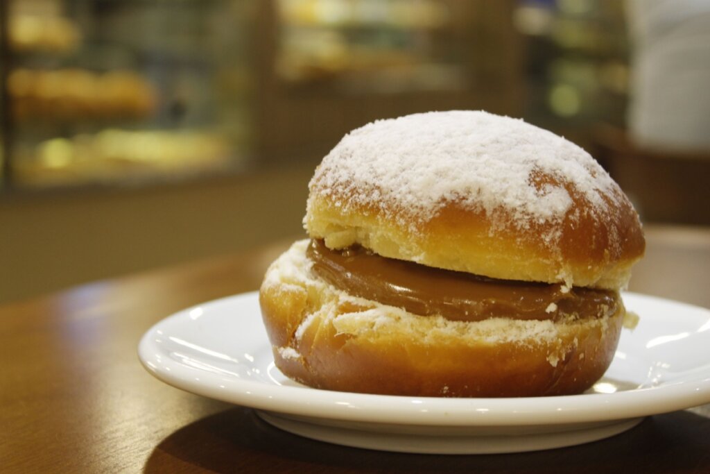 Sonho de padaria caseiro: veja 3 receitas práticas e saborosas