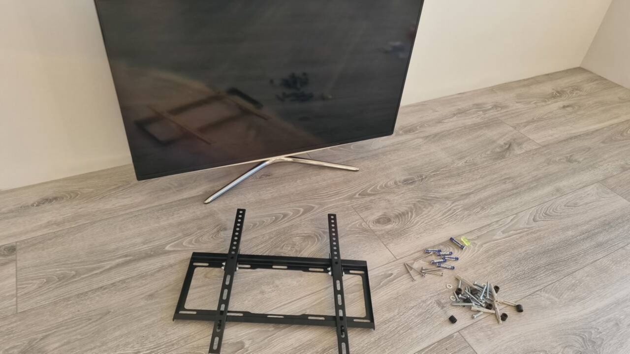 O erro amador ao tentar pendurar a TV pesada na parede que derruba a estrutura inteira da sala