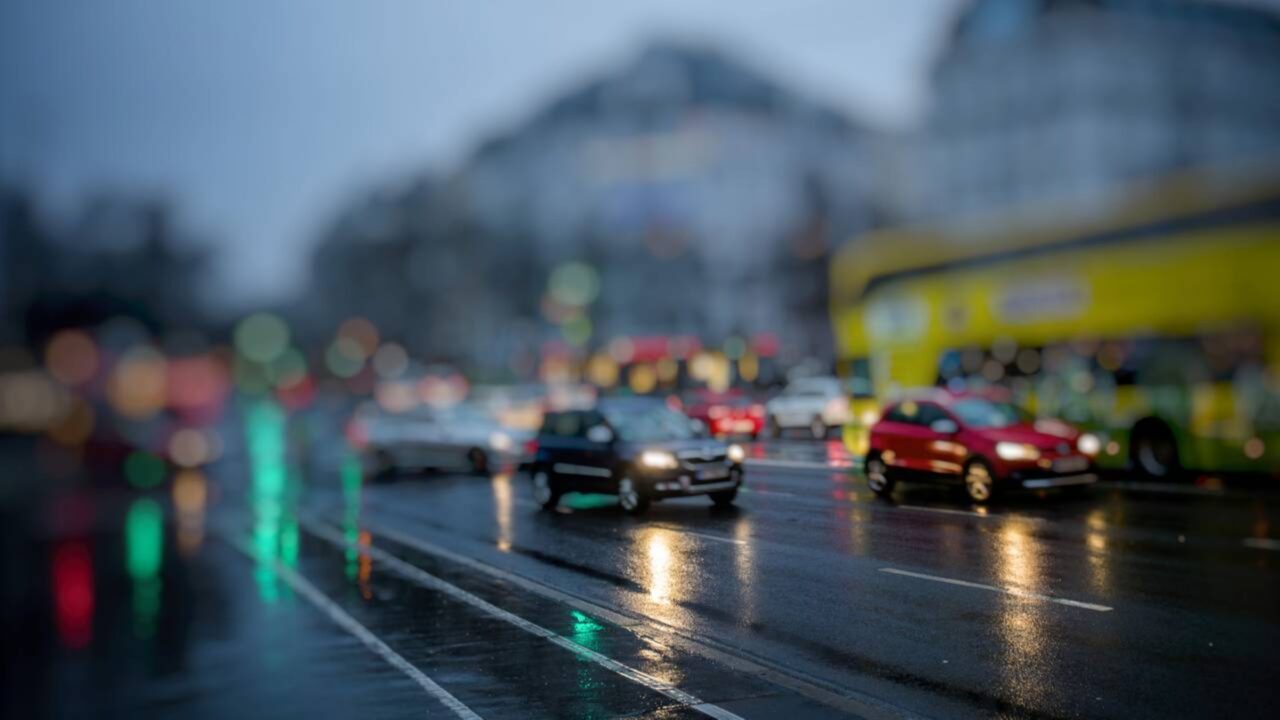 Motoristas que fazem a conversão pela faixa errada precisam conhecer essa regra do CTB