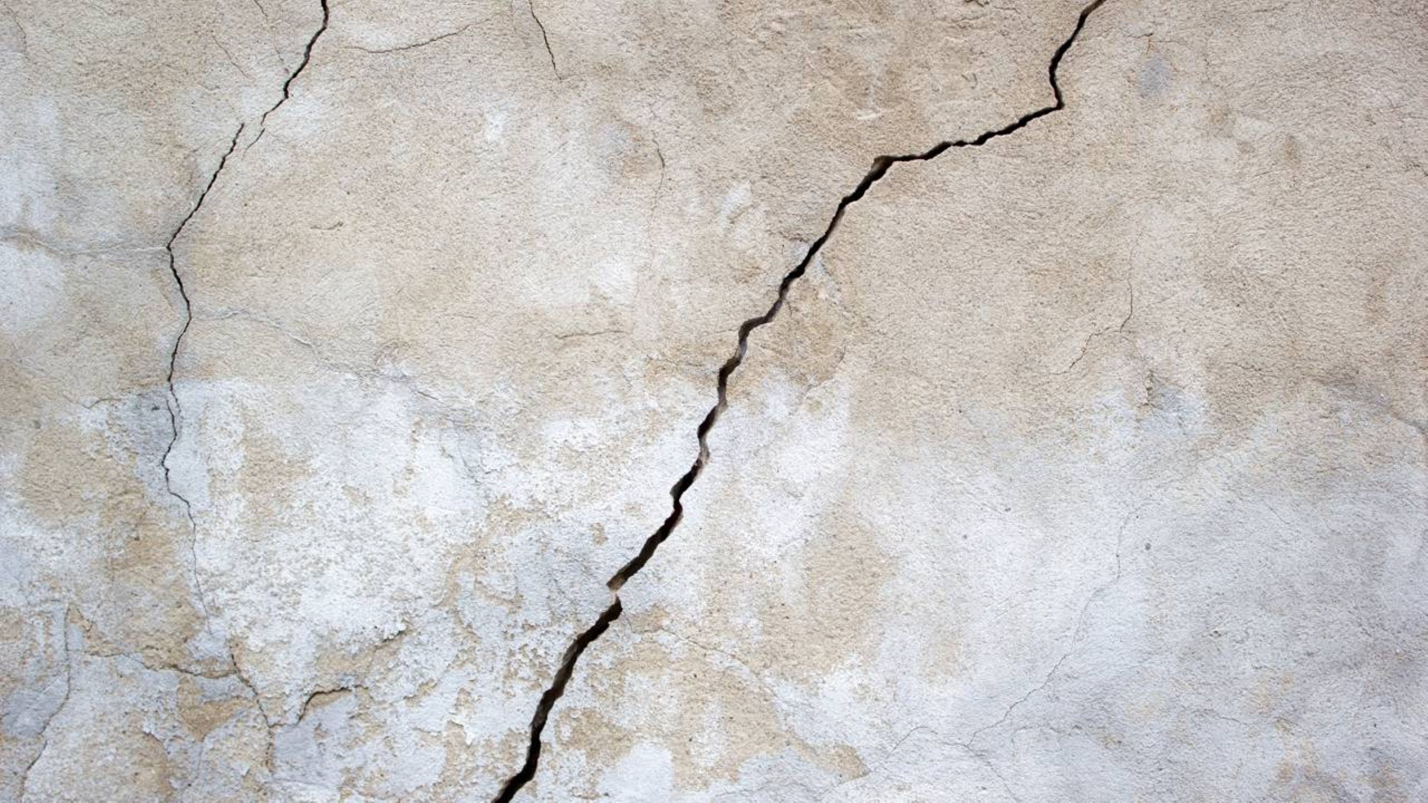 Pedreiro mostra como resolver trincas na parede sem precisar quebrar tudo