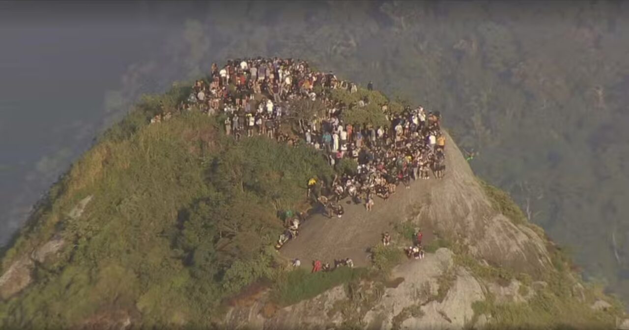 Turistas ficam ‘ilhados’ em morro em meio a operação contra traficantes no RJ