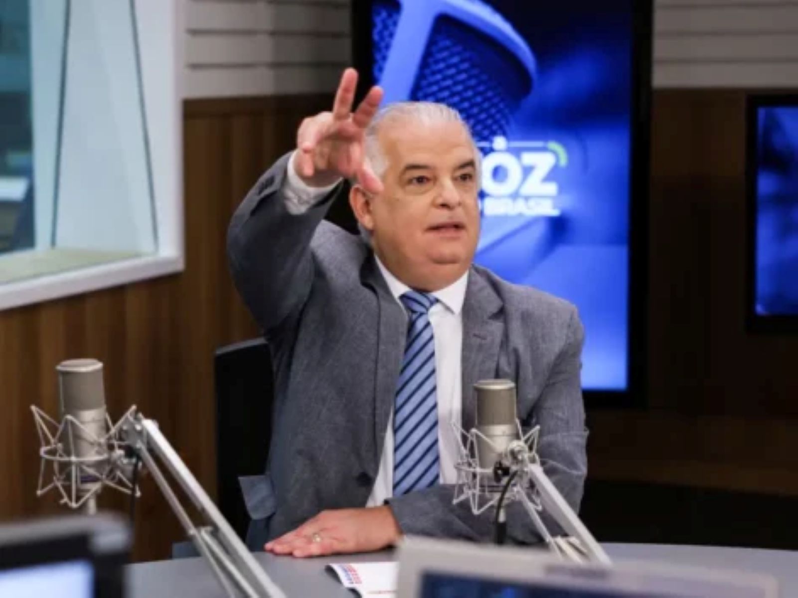 França deixa ministério e pode ser vice de Haddad em SP