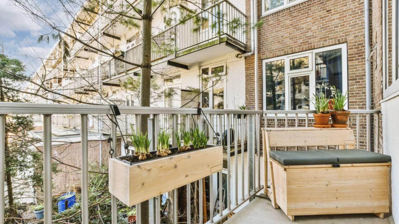 O risco de colapso estrutural que as pessoas ignoram ao fechar a varanda do apartamento com cortinas de vidro