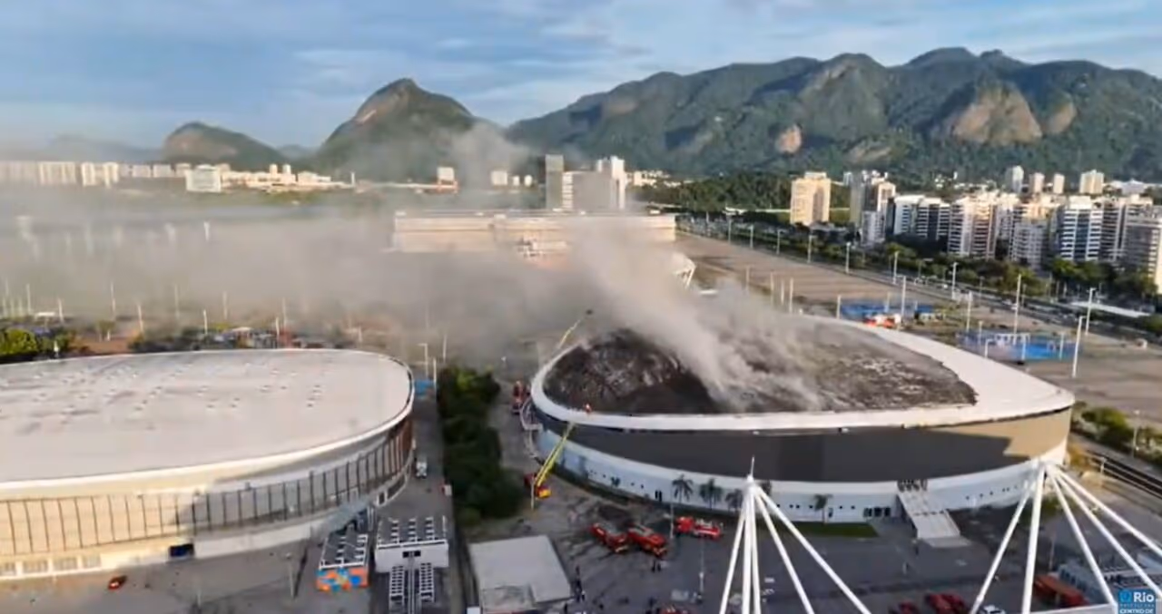 Bombeiros combatem incêndio no Velódromo do RJ