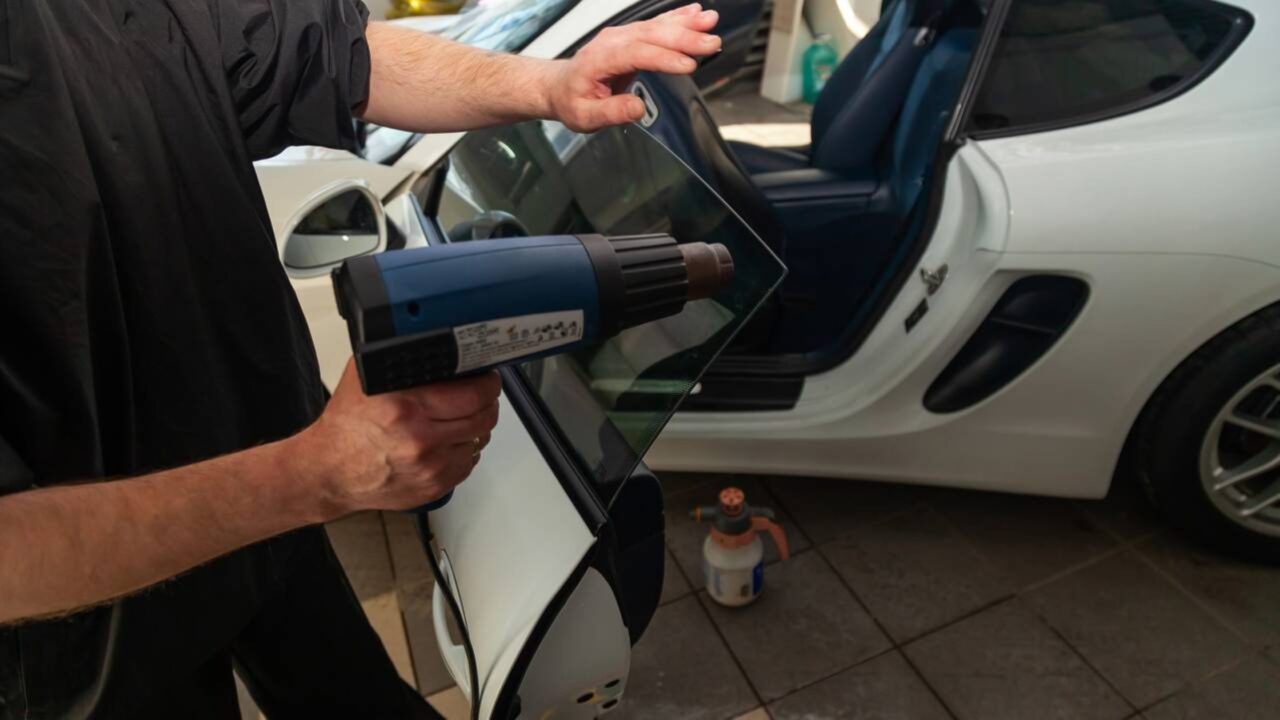 Qual a porcentagem de escurecimento permitida por lei para o vidro do carro em 2026?