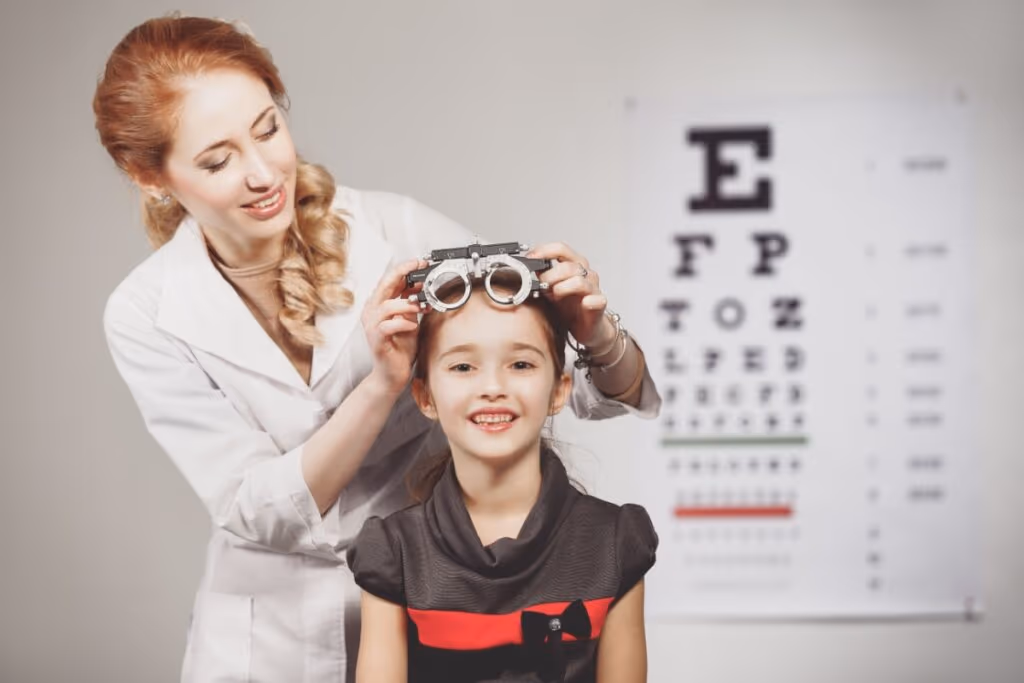 O que os pais precisam saber antes de escolher um tratamento de miopia para seus filhos