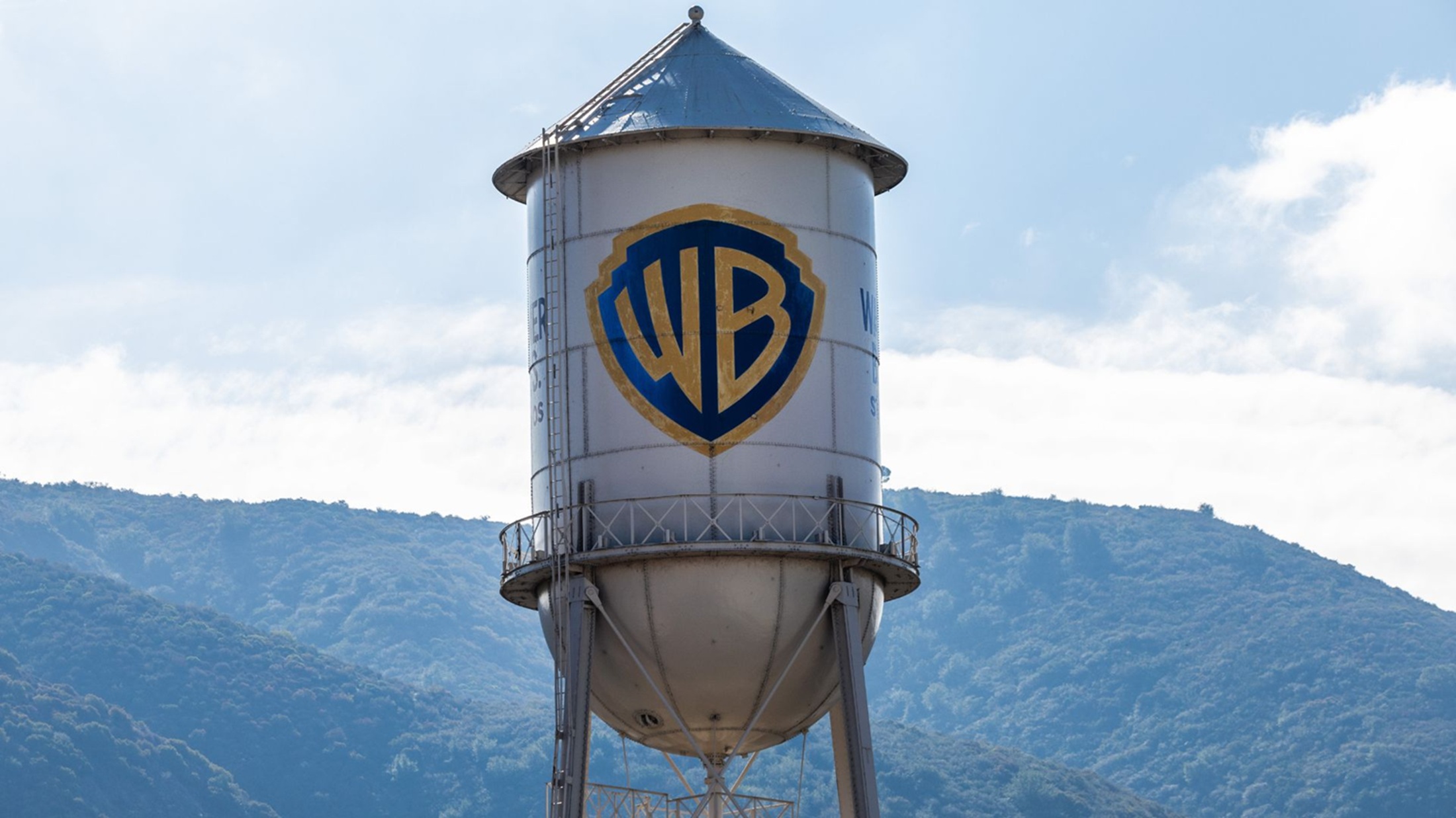 Executivos da Warner lamentam venda da empresa para a Paramount