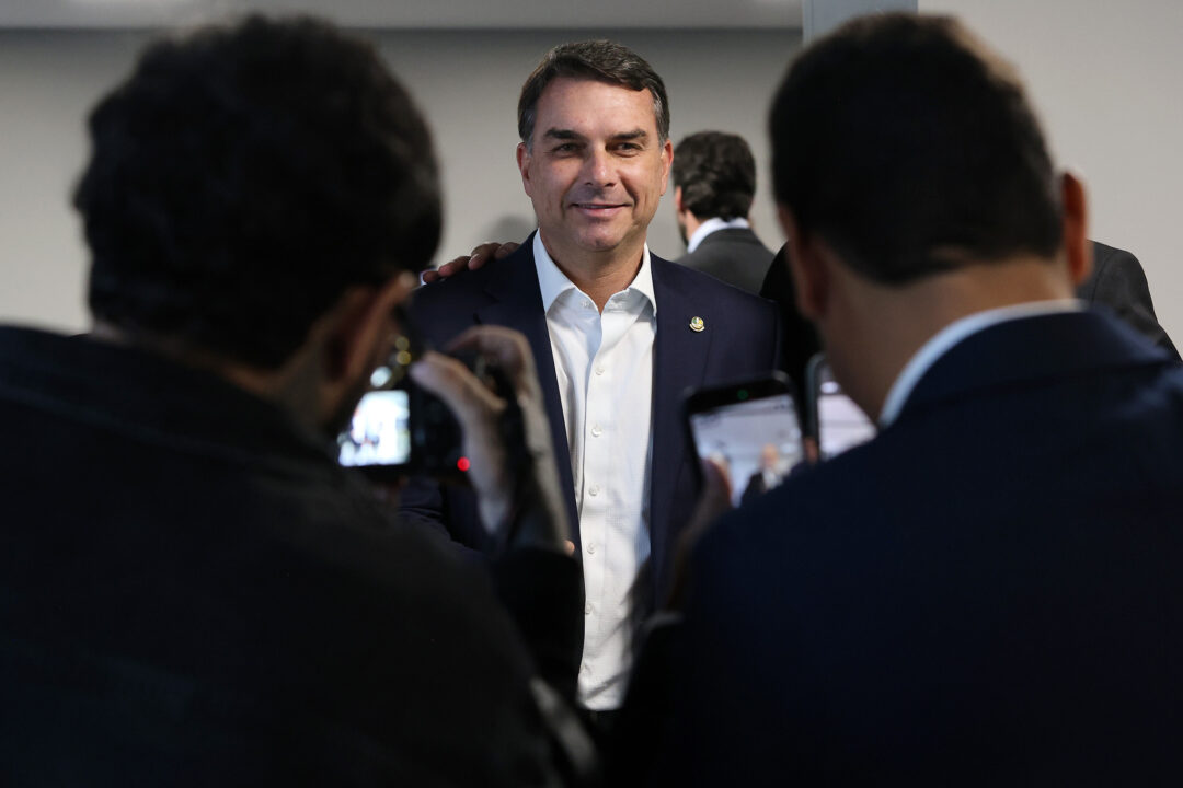 Flávio pede para falar em audiência sobre tarifaço nos EUA