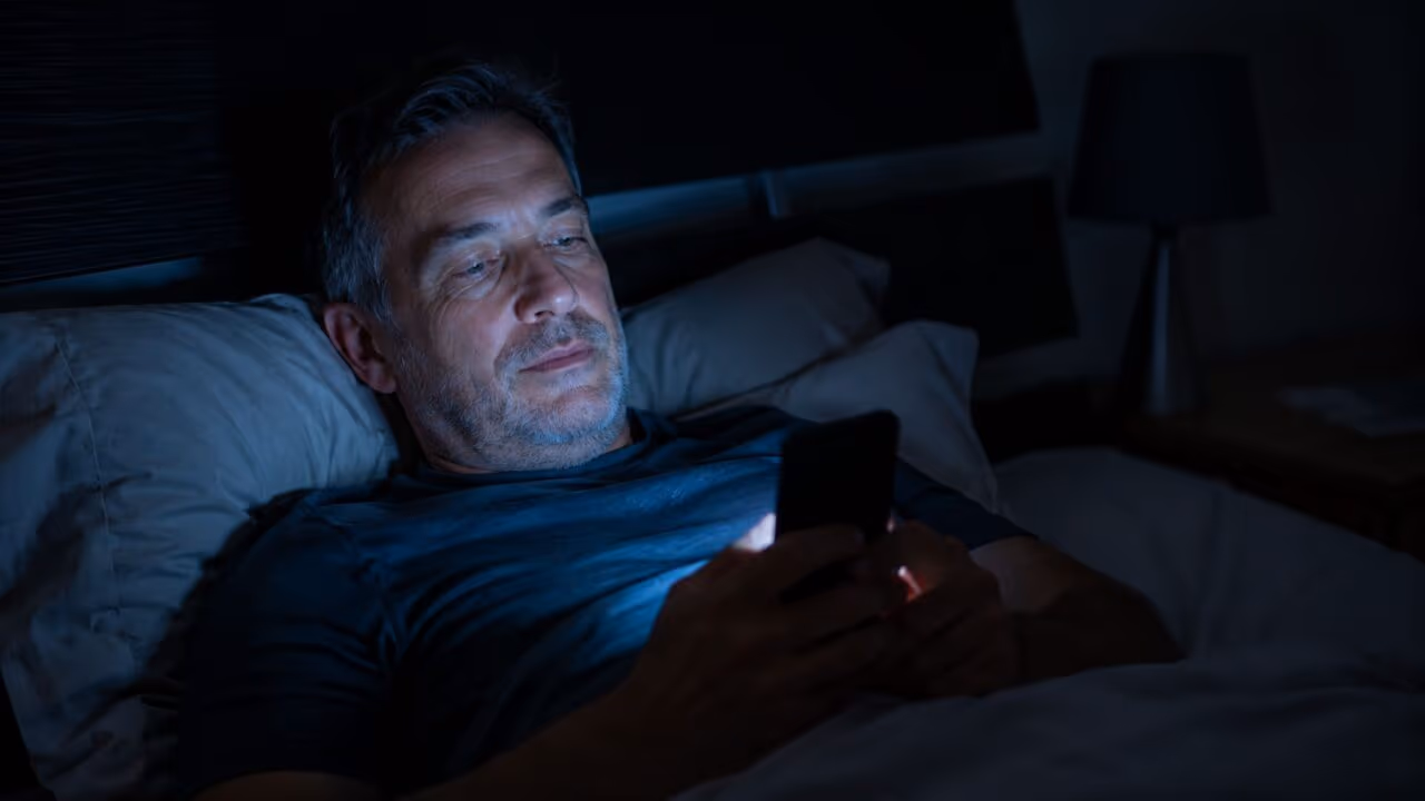 Celular antes de dormir por apenas 5 minutos pode atrapalhar o sono profundo, segundo estudos recentes