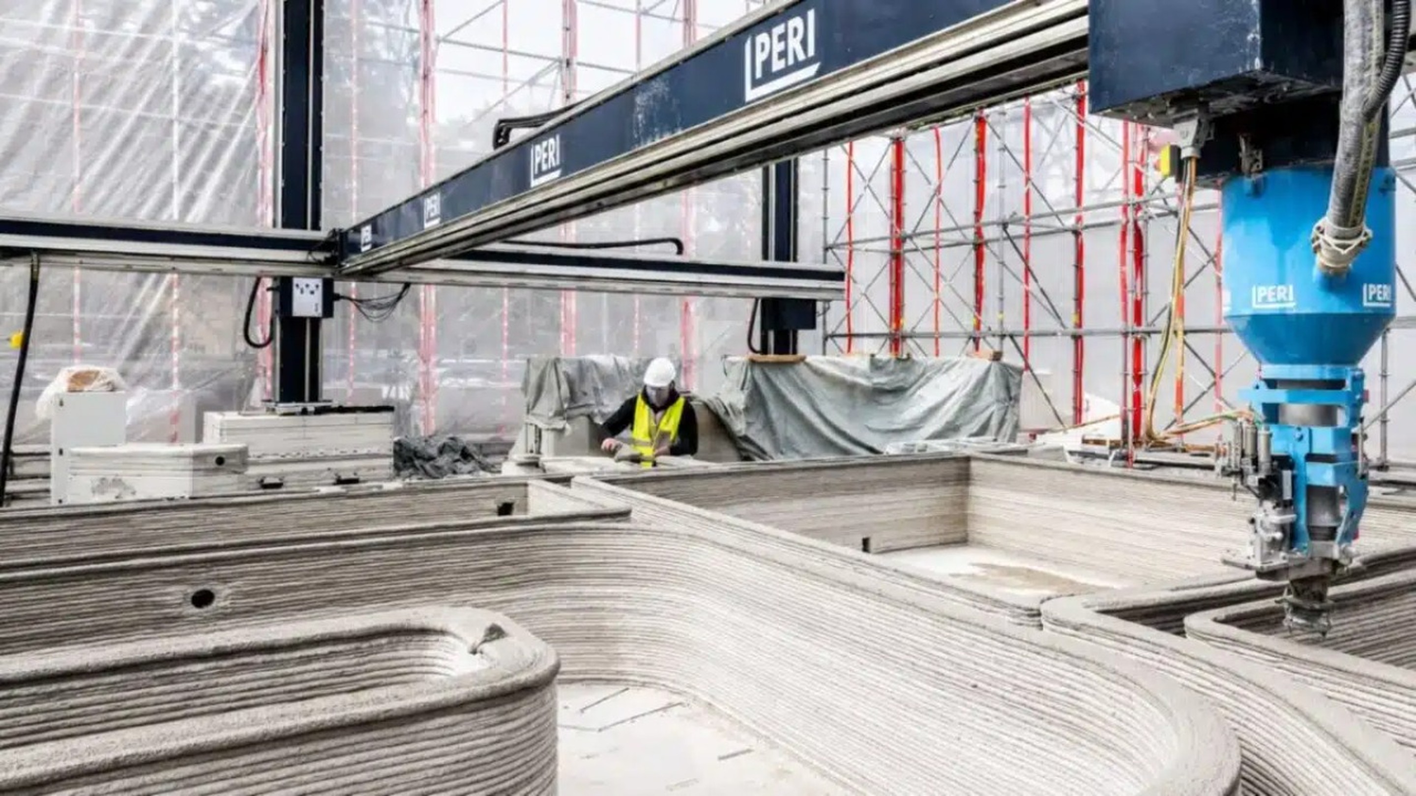 Uma gigantesca máquina, apelidada de “Ferrari de concreto”, consegue imprimir uma casa de 120 metros quadrados em apenas 48 horas, usando cimento comum e sem necessidade de formas
