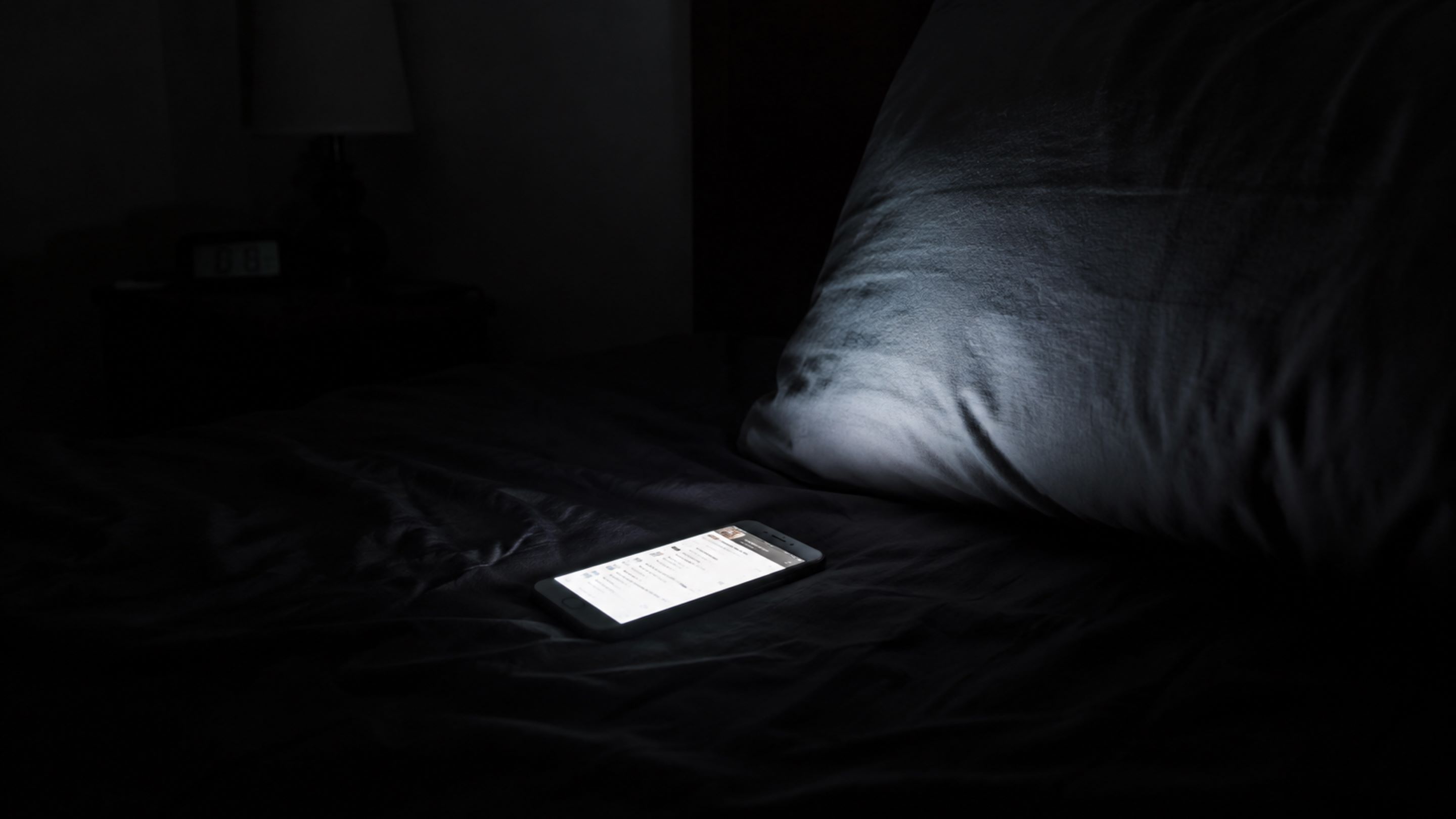A luz à noite não atrapalha apenas o sono e pode mexer com hormônios do metabolismo