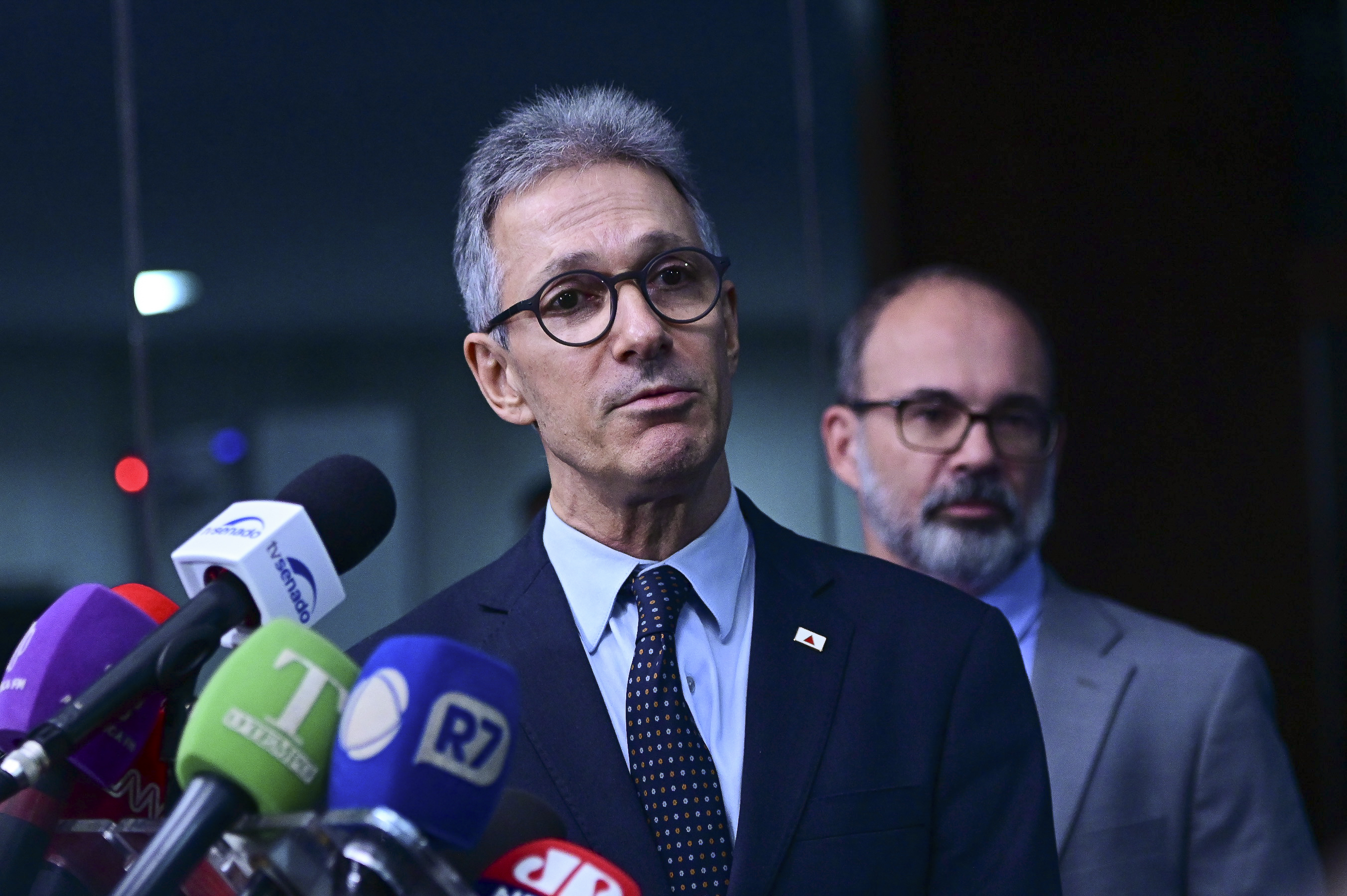 Crusoé: Eduardo e Carlos Bolsonaro reagem a Zema
