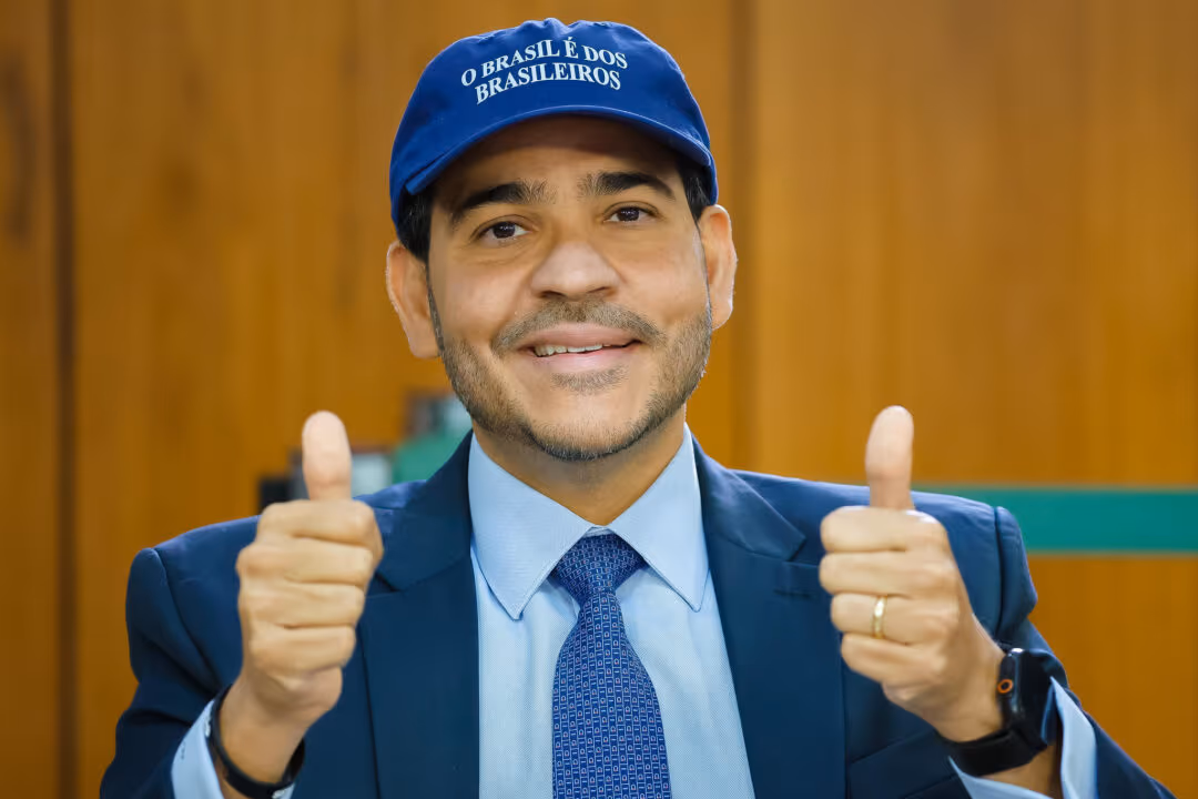 Rejeitado ao STF, Messias aparece ao lado de Lula em SP